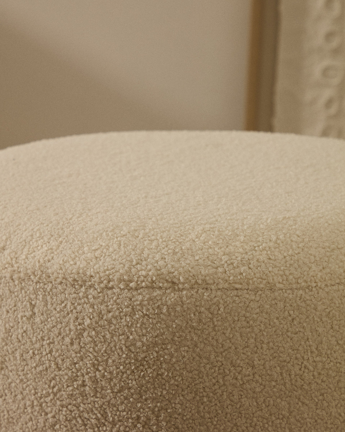 Fusshocker Kaeli mit abnehmbarem Bezug in Bouclé Farbe Écru Ø 60 cm in Ecru präsentiert im Onlineshop von KAQTU Design AG. Pouf ist von Kave Home
