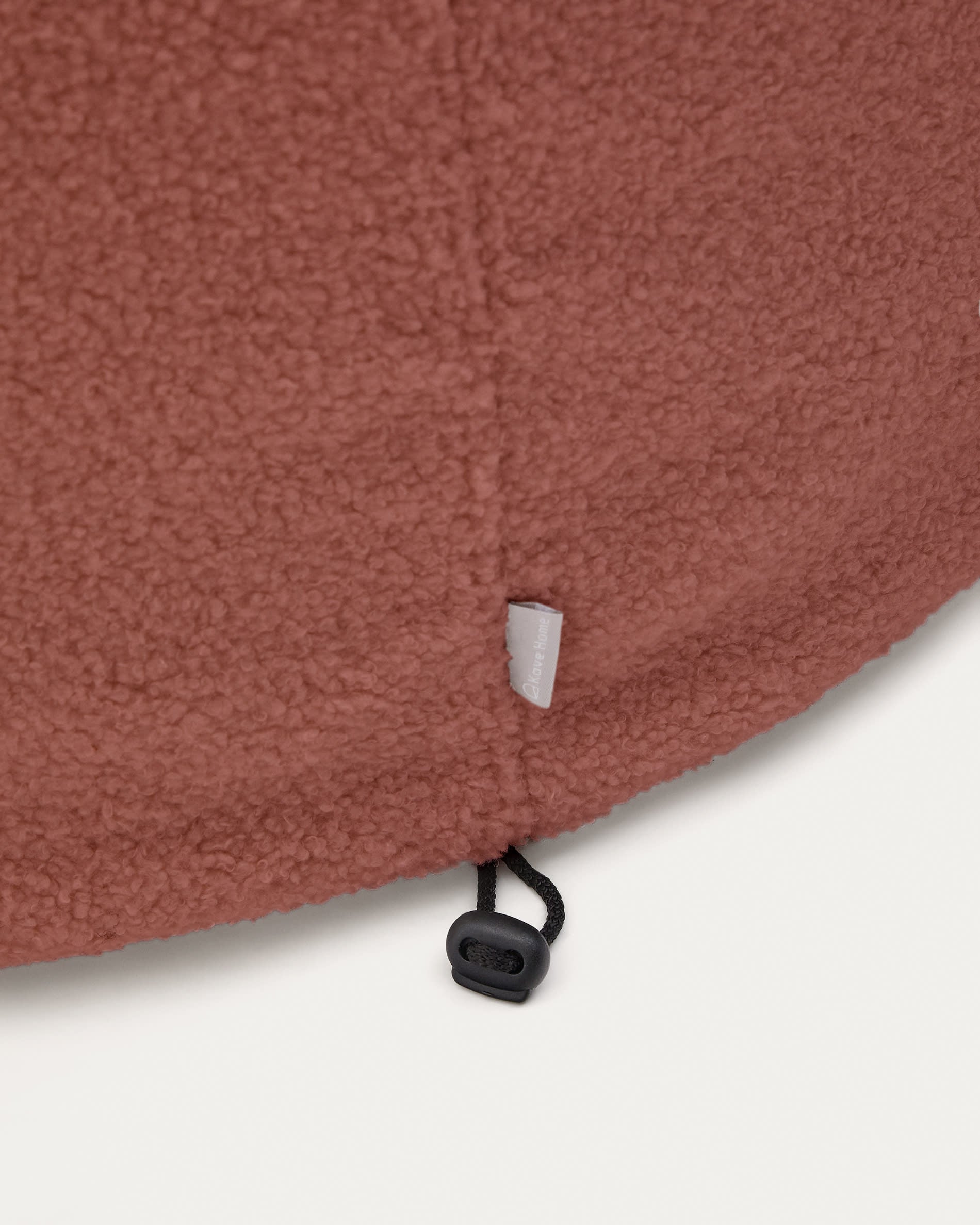 Stilvoller Fusshocker Kaeli in warmem Terrakotta-Bouclé, Ø 60 cm. Ideal als Ottoman, pflegeleicht und nachhaltig für jeden Wohnraum.