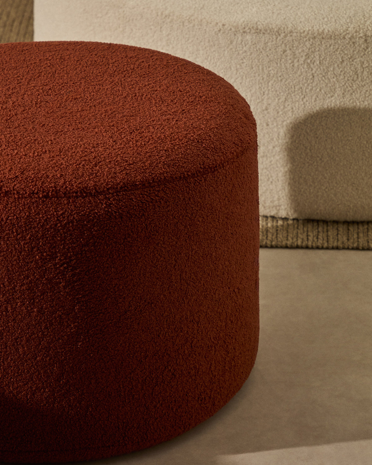 Fusshocker Kaeli mit abnehmbarem Bezug in terrakottafarbenem Bouclé Ø 60 cm in Terrakotta präsentiert im Onlineshop von KAQTU Design AG. Pouf ist von Kave Home