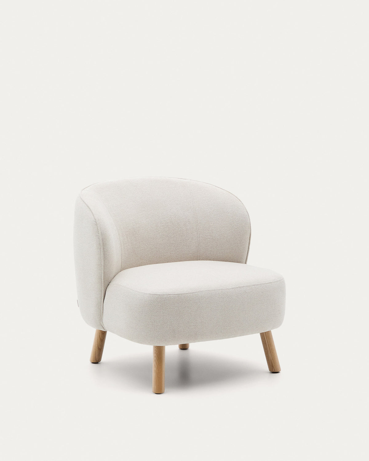Sessel Ulit aus beigefarbenem Chenille und Beinen aus massivem Buchenholz mit natürlichem in Beige präsentiert im Onlineshop von KAQTU Design AG. Sessel ist von Kave Home