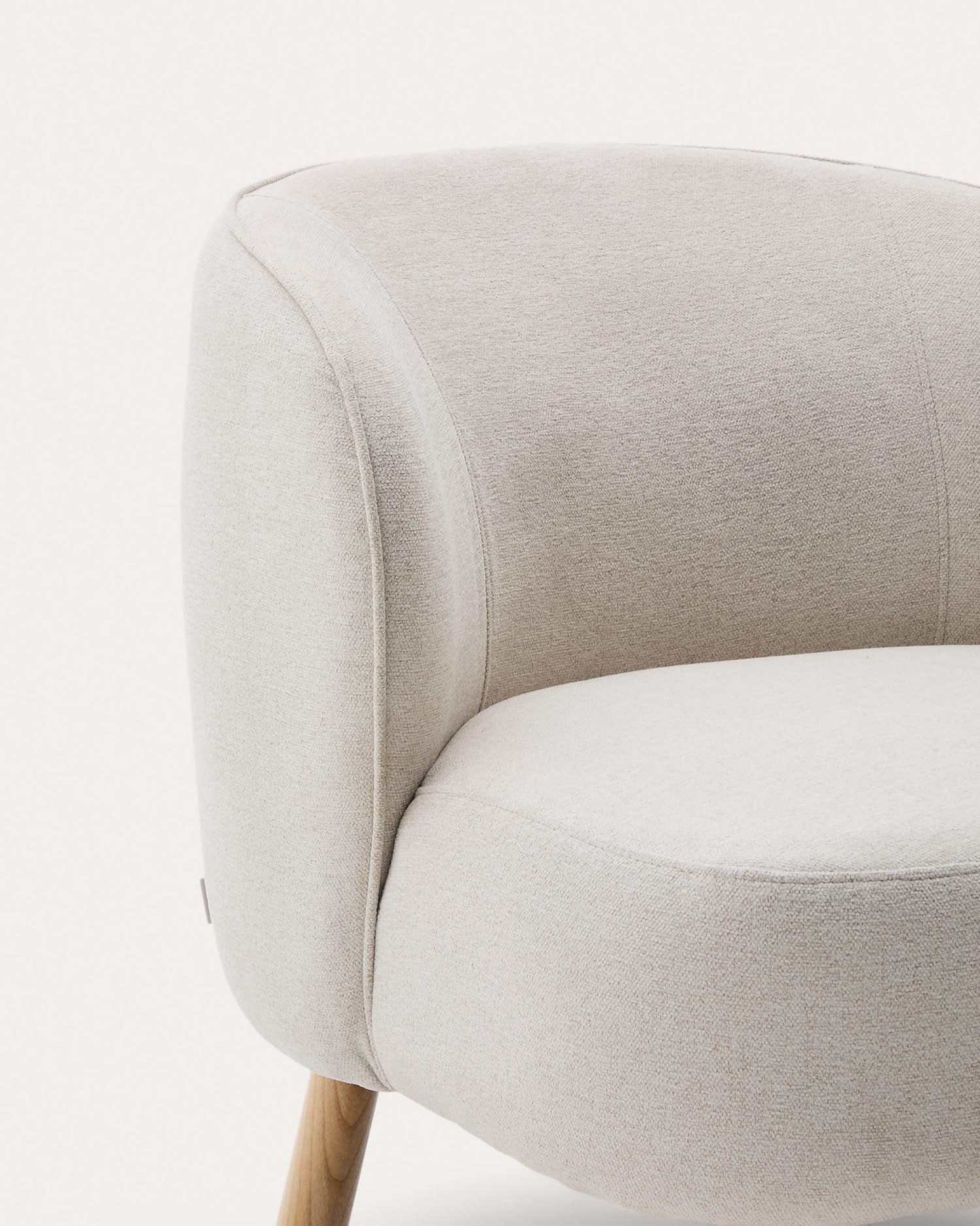 Erleben Sie den Sessel Ulit von Kave Home: Luxuriöser Chenille-Stoff in Beige, robuste Buchenholzbeine – perfekt für stilvolle Akzente und Komfort.