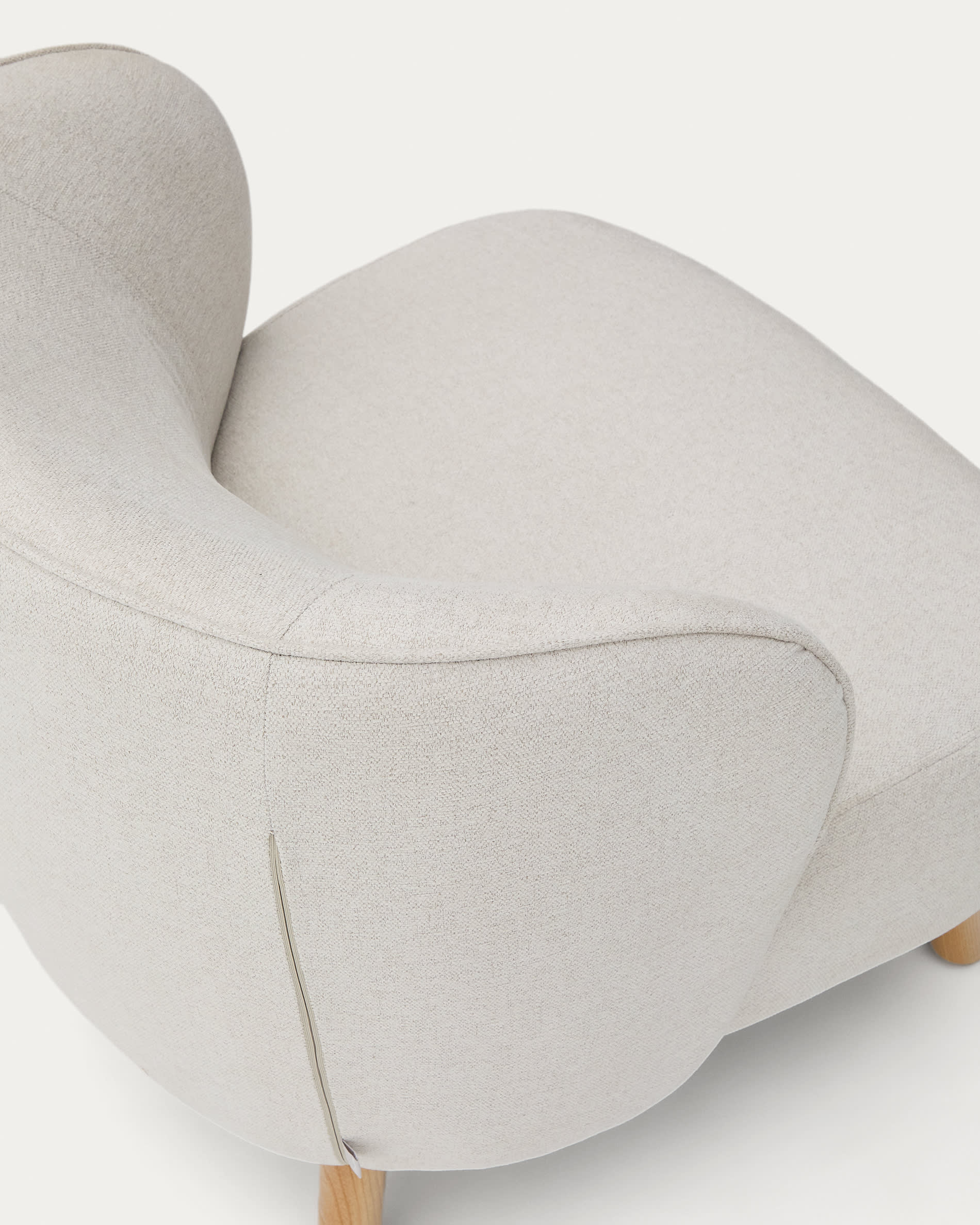 Entdecken Sie den Sessel Ulit von Kave Home: Eleganter Chenille-Bezug in Beige, stabile Buchenholzbeine – ideal für stilvolle Entspannung in jedem Raum.