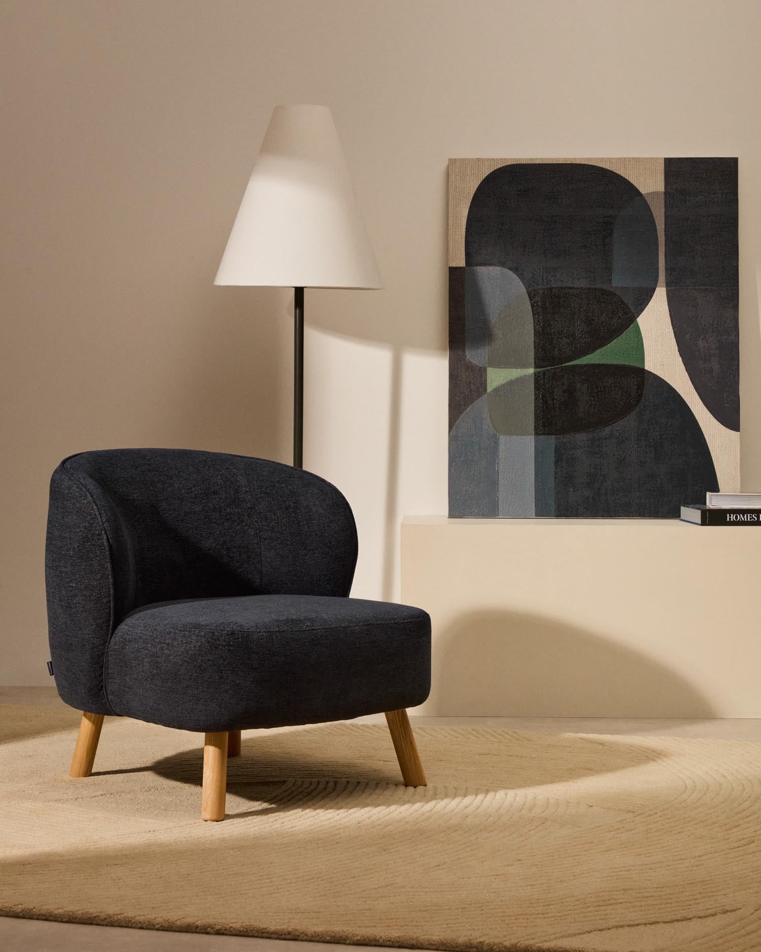 Moderner Sessel Ulit aus blau-grauem Chenille, kombiniert mit robusten Buchenholzbeinen in natürlichem Finish, von Kave Home.