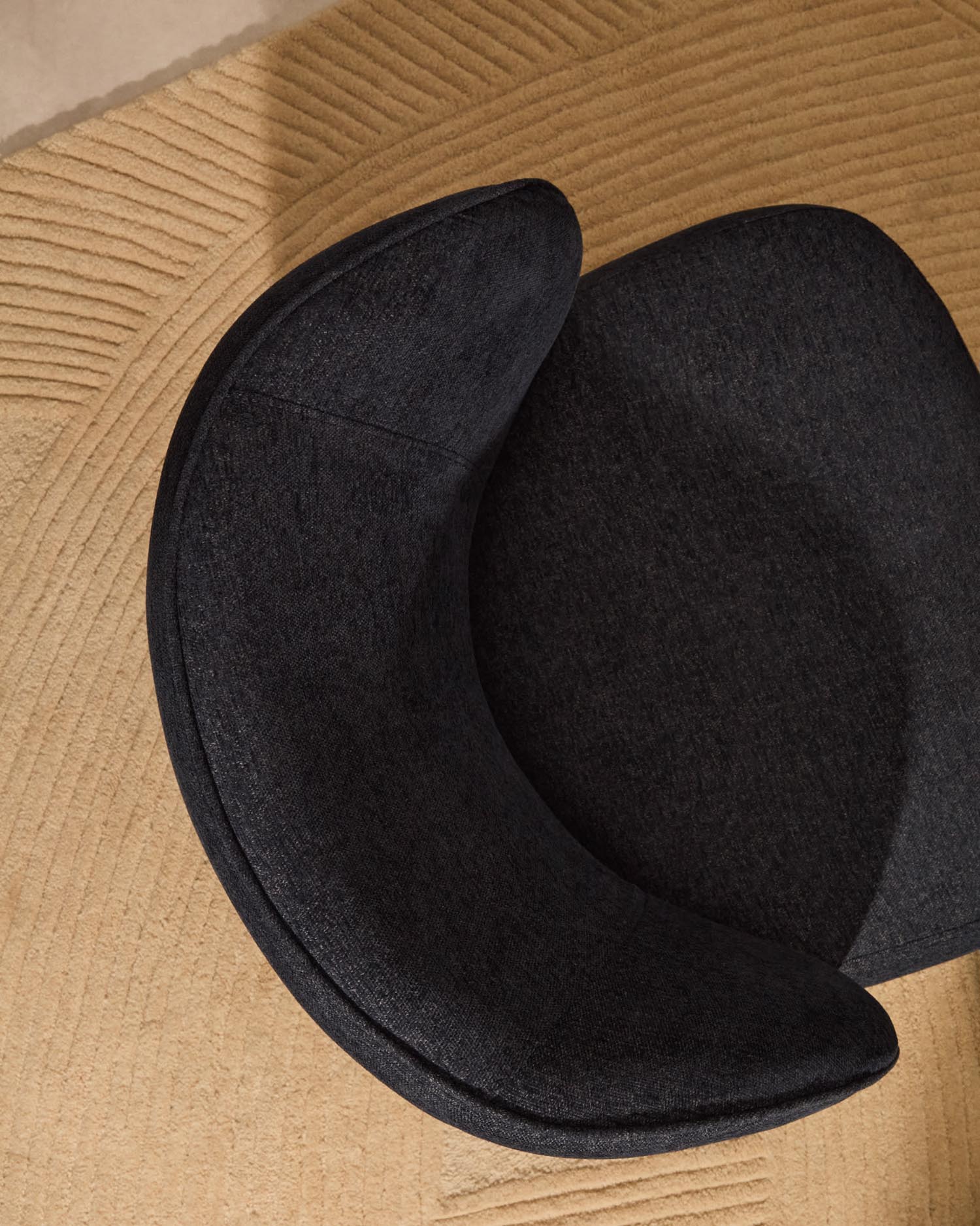 Eleganter Sessel Ulit in blau-grauem Chenille, mit stabilen Beinen aus massivem Buchenholz in natürlichem Finish.