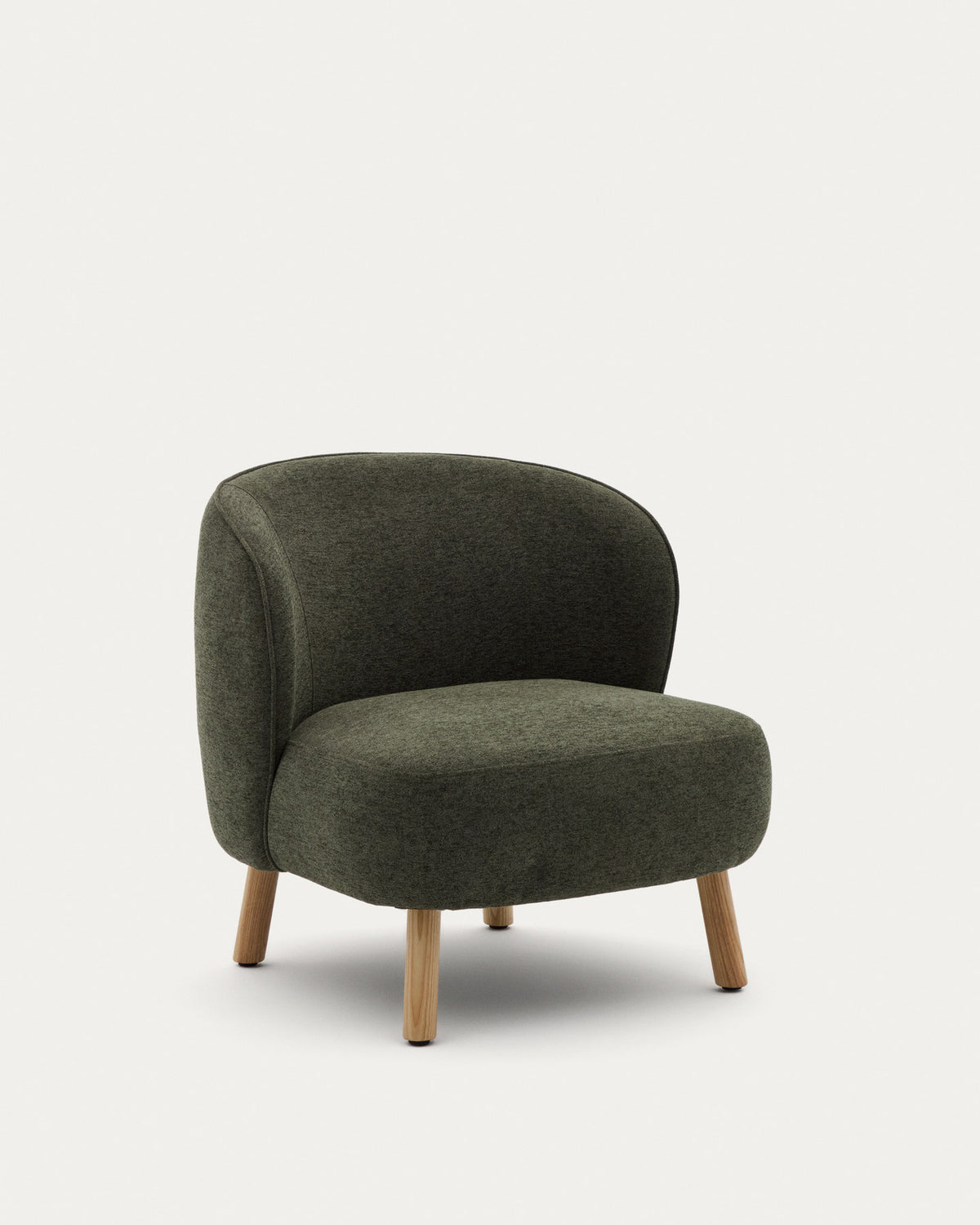 Sessel Ulit aus grünem Chenille und Beinen aus massivem Buchenholz mit natürlichem Finish in Grün präsentiert im Onlineshop von KAQTU Design AG. Sessel ist von Kave Home