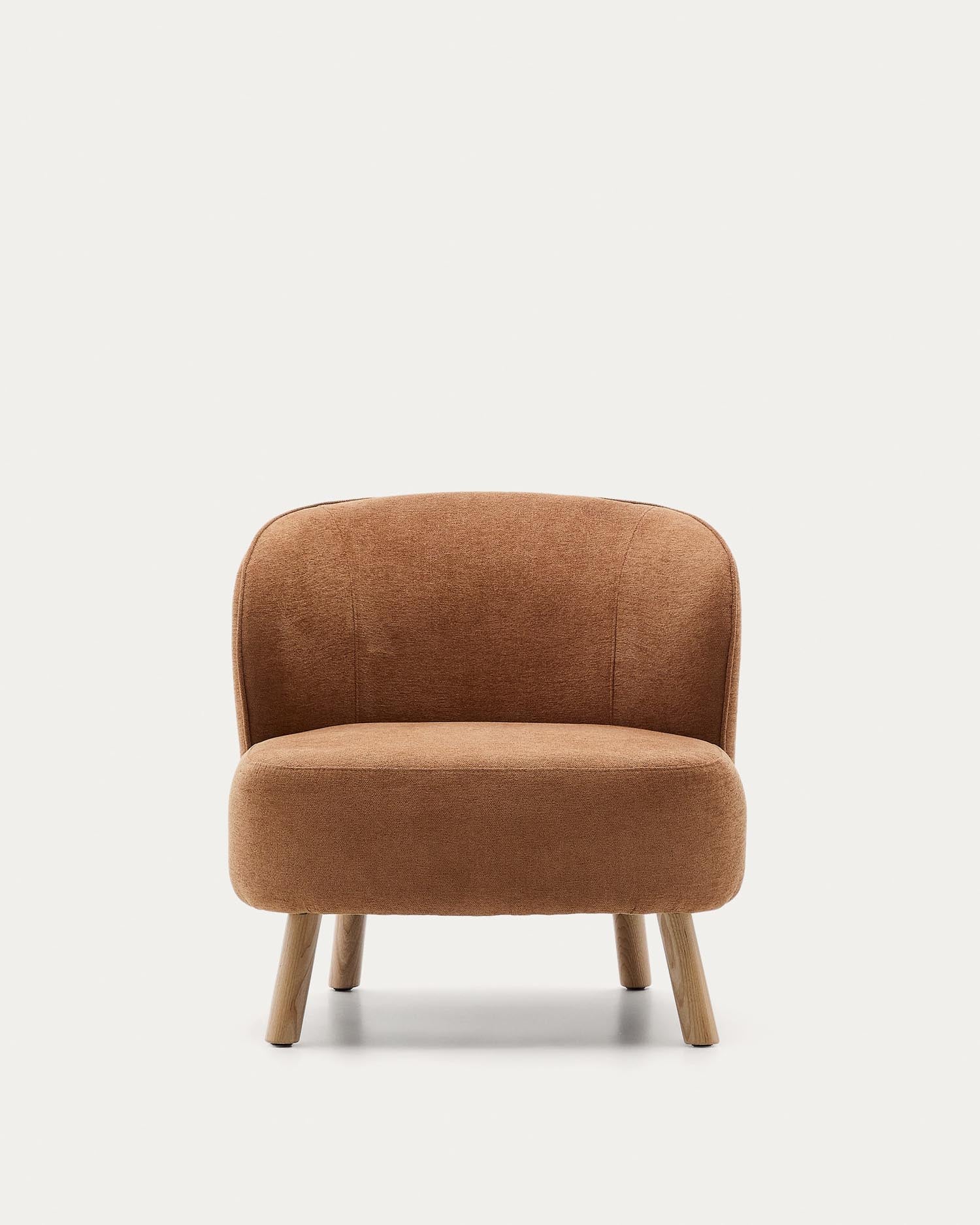 Sessel Ulit aus terrakottafarbener Chenille mit robusten Buchenholzbeinen, perfekt für ein modernes und komfortables Ambiente.