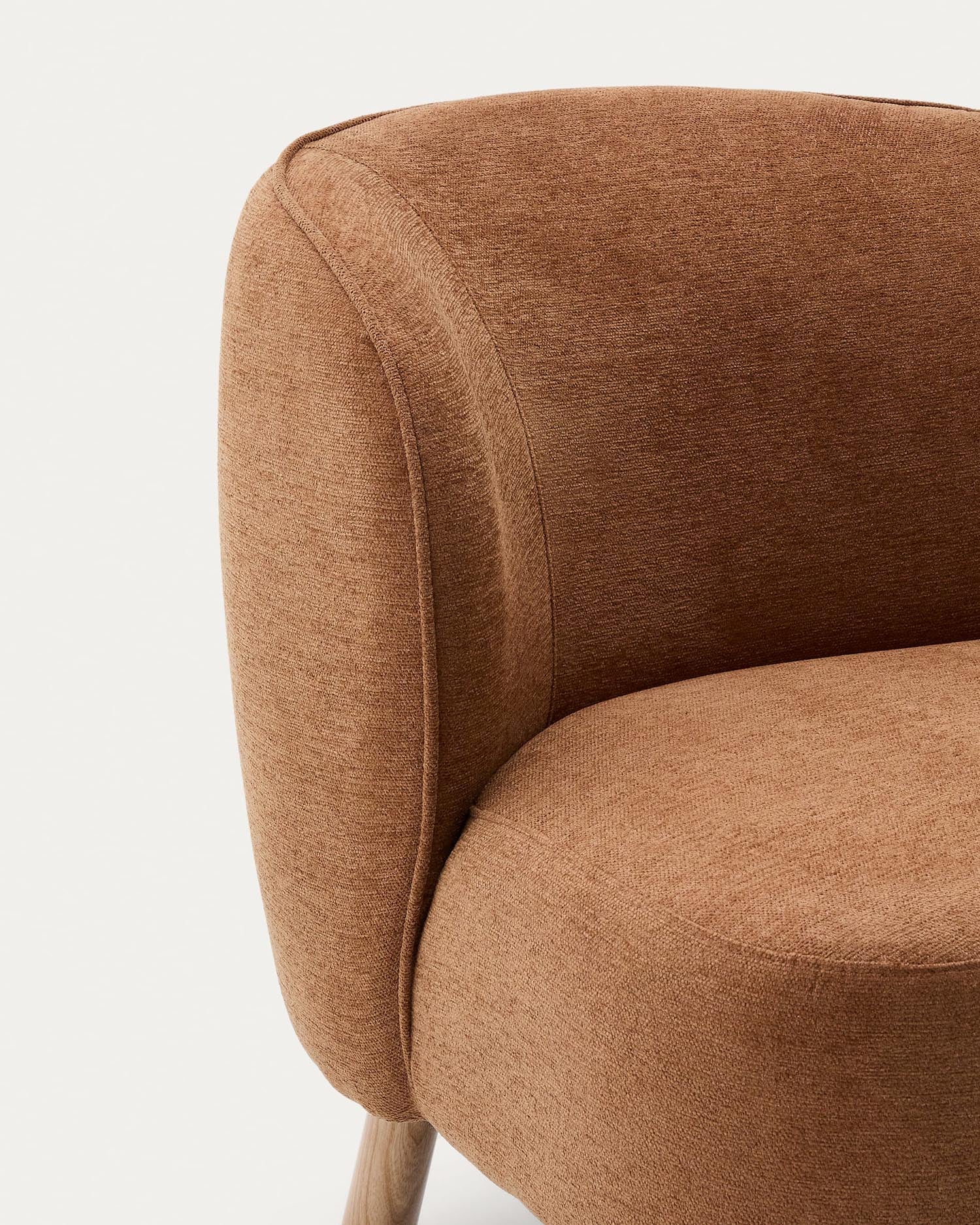 Der Sessel Ulit von Kave Home begeistert mit seinem terrakottafarbenen Chenille-Bezug und eleganten Buchenholzbeinen – perfekt für stilvolle Entspannung.