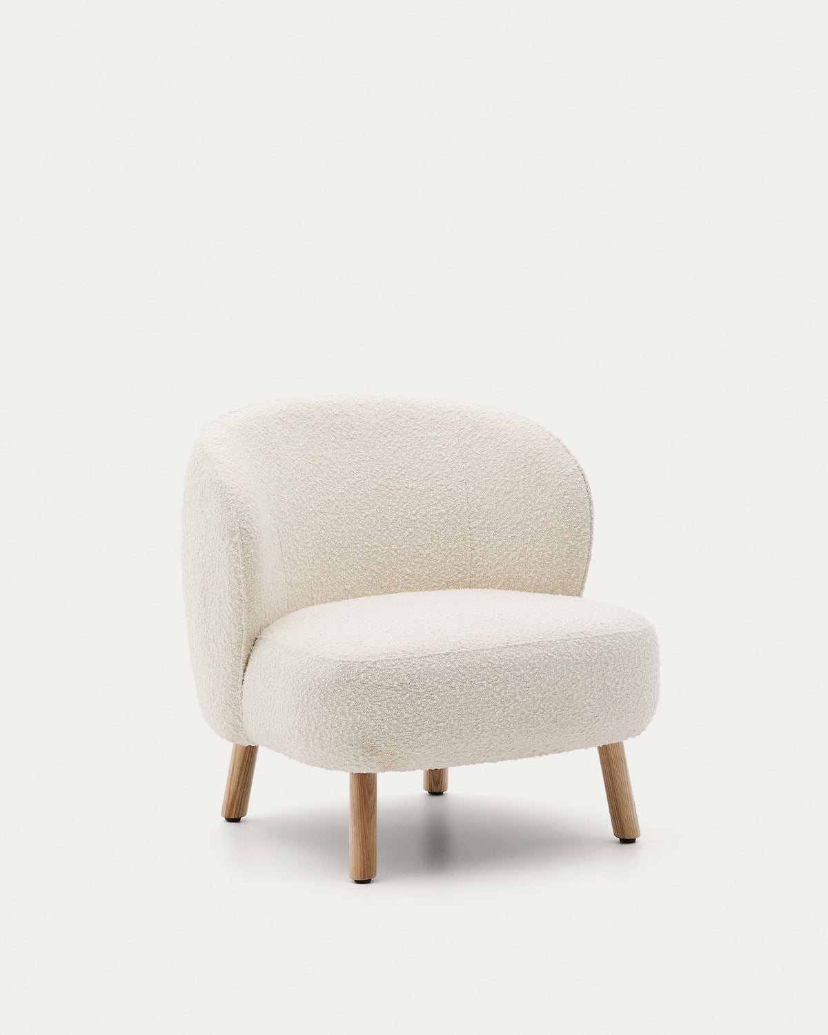 Sessel Ulit aus weissem Schaffell und Beinen aus massivem Buchenholz mit natürlichem Finish in Weiss präsentiert im Onlineshop von KAQTU Design AG. Sessel ist von Kave Home