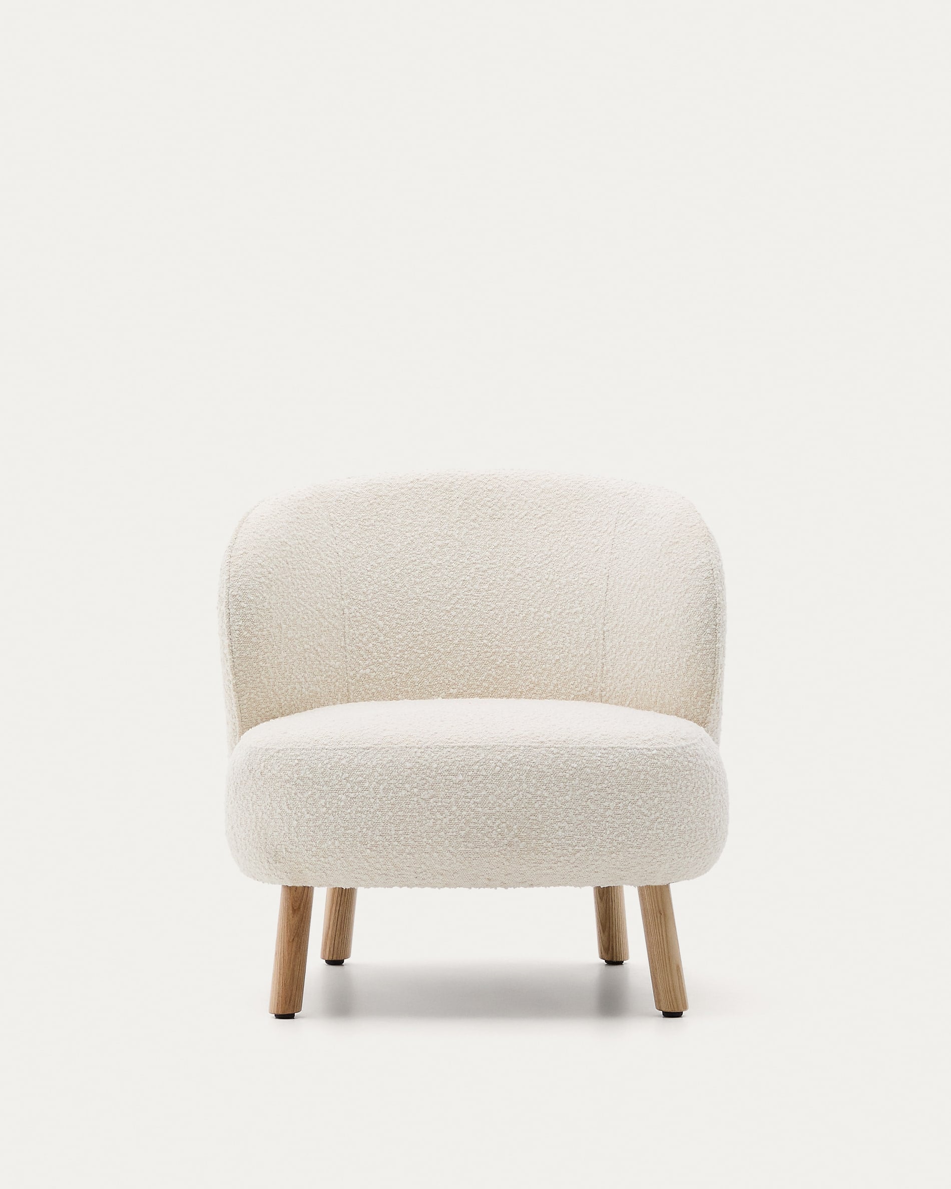 Sessel Ulit: Elegantes Design mit weissem Schaffell und stabilen Buchenholzbeinen. Perfekt für stilvolle Wohnräume.