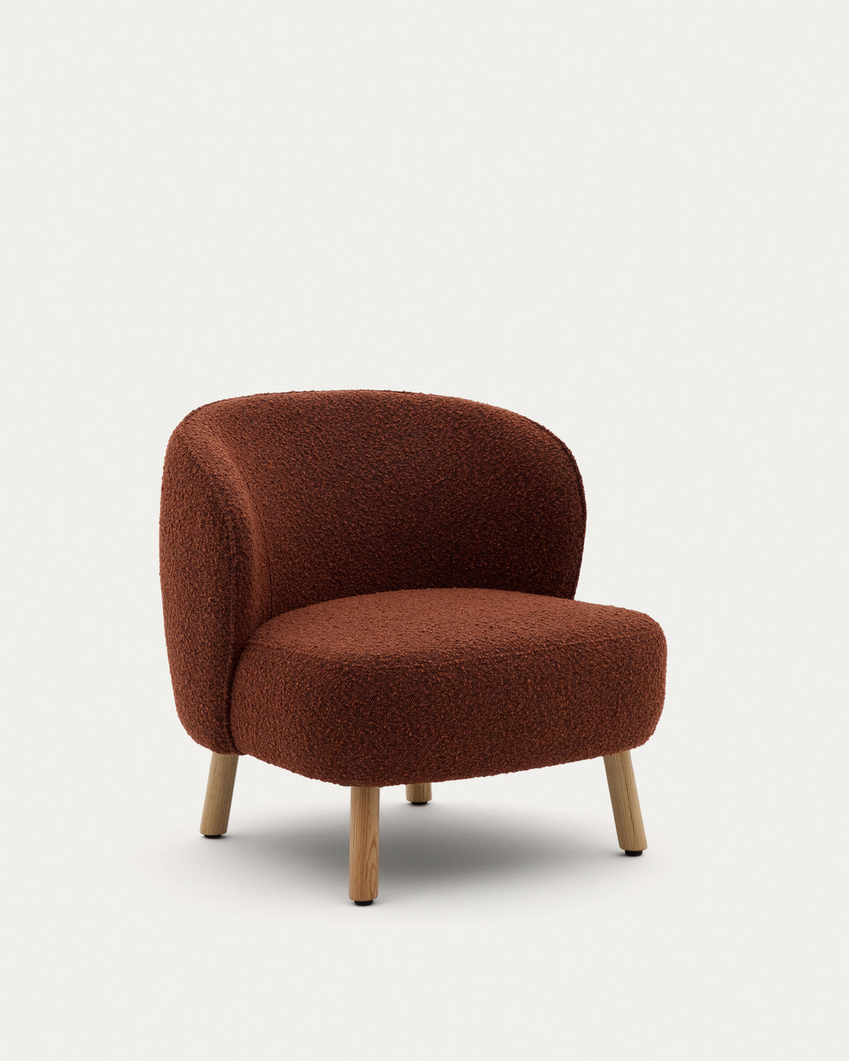Sessel Ulit aus terrakottafarbenem Schaffell und Beinen aus massivem Buchenholz mit natürl in Terrakotta präsentiert im Onlineshop von KAQTU Design AG. Sessel ist von Kave Home
