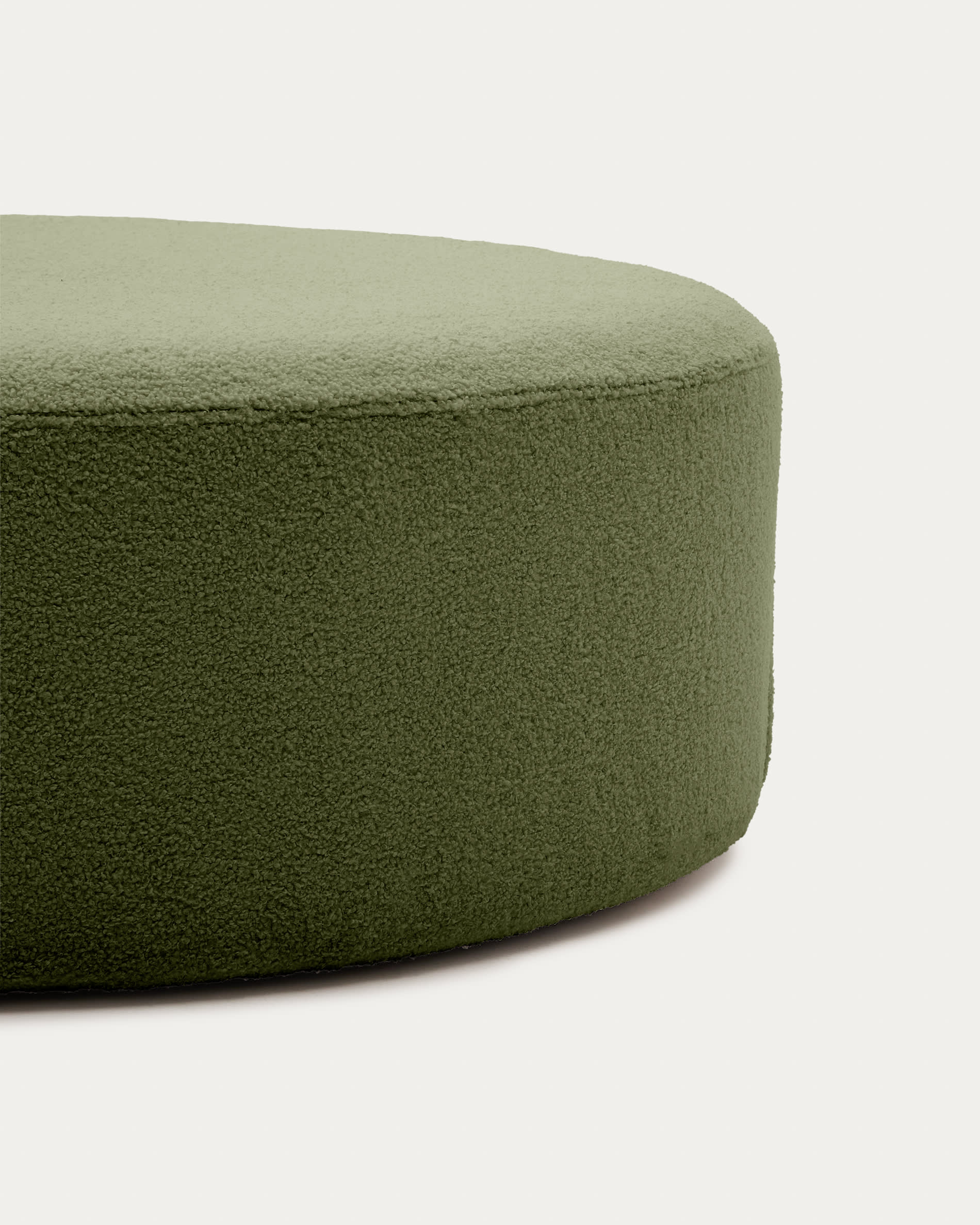 Fusshocker Kaeli in grünem Bouclé, Ø 90 cm. Hochwertig, pflegeleicht und vielseitig – ideal für stilvolle Wohnräume.