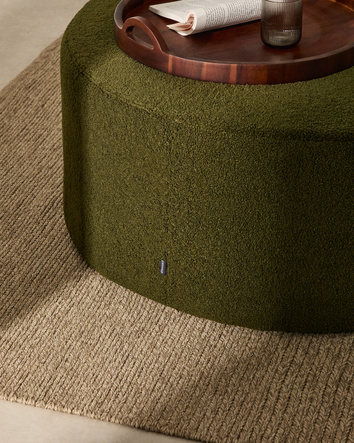 Fusshocker Kaeli mit abnehmbarem Bezug in grünem Bouclé Ø 90 cm in Grün präsentiert im Onlineshop von KAQTU Design AG. Pouf ist von Kave Home
