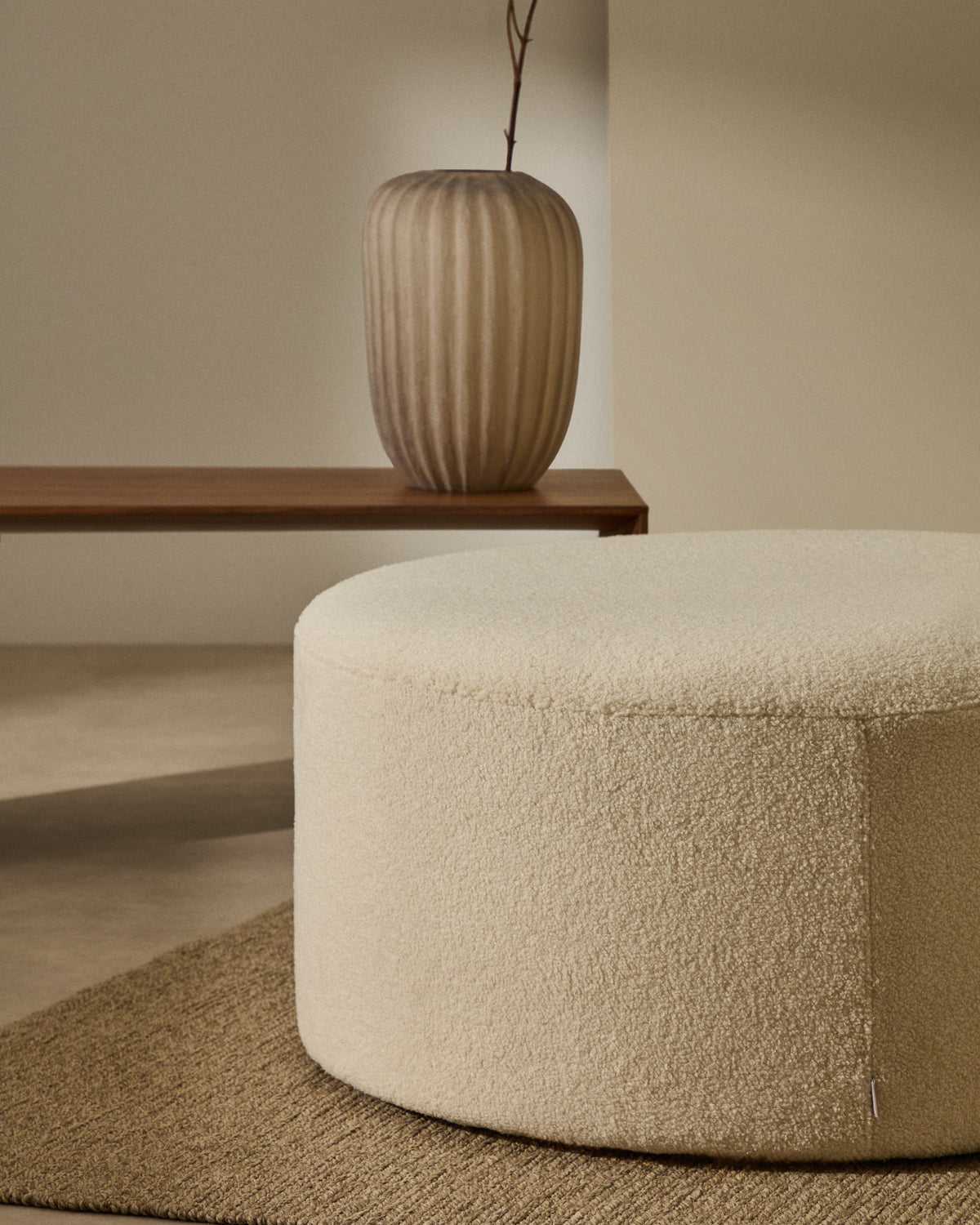 Fusshocker Kaeli mit abnehmbarem Bezug in Bouclé Farbe Écru Ø 90 cm in Ecru präsentiert im Onlineshop von KAQTU Design AG. Pouf ist von Kave Home
