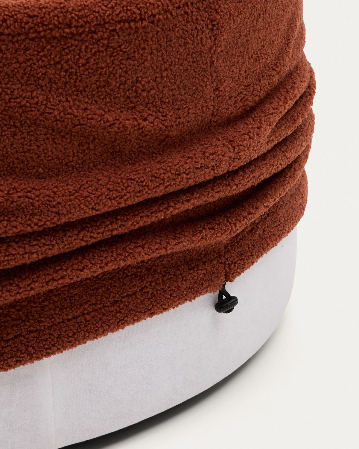 Fusshocker Kaeli mit abnehmbarem Bezug in terrakottafarbenem Bouclé Ø 90 cm in Terrakotta präsentiert im Onlineshop von KAQTU Design AG. Pouf ist von Kave Home
