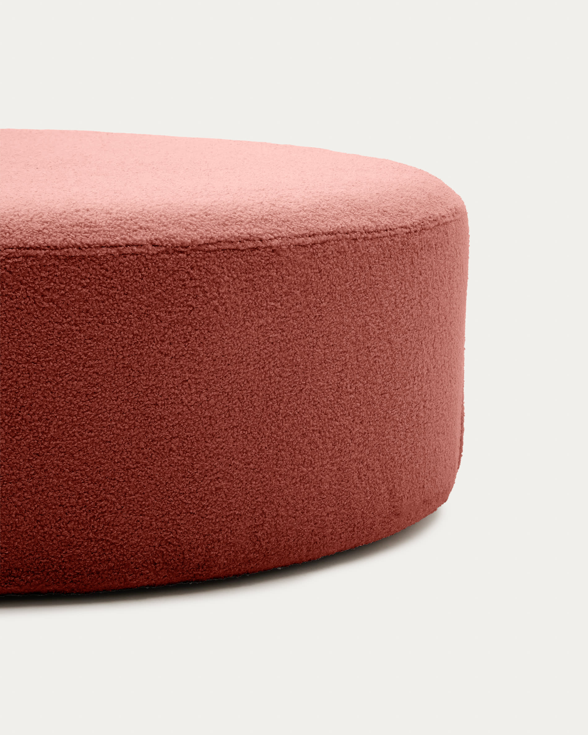 Genießen Sie den stilvollen Fusshocker Kaeli aus terrakottafarbenem Bouclé. Mit Ø 90 cm bietet er Komfort und passt perfekt in jedes Zuhause.