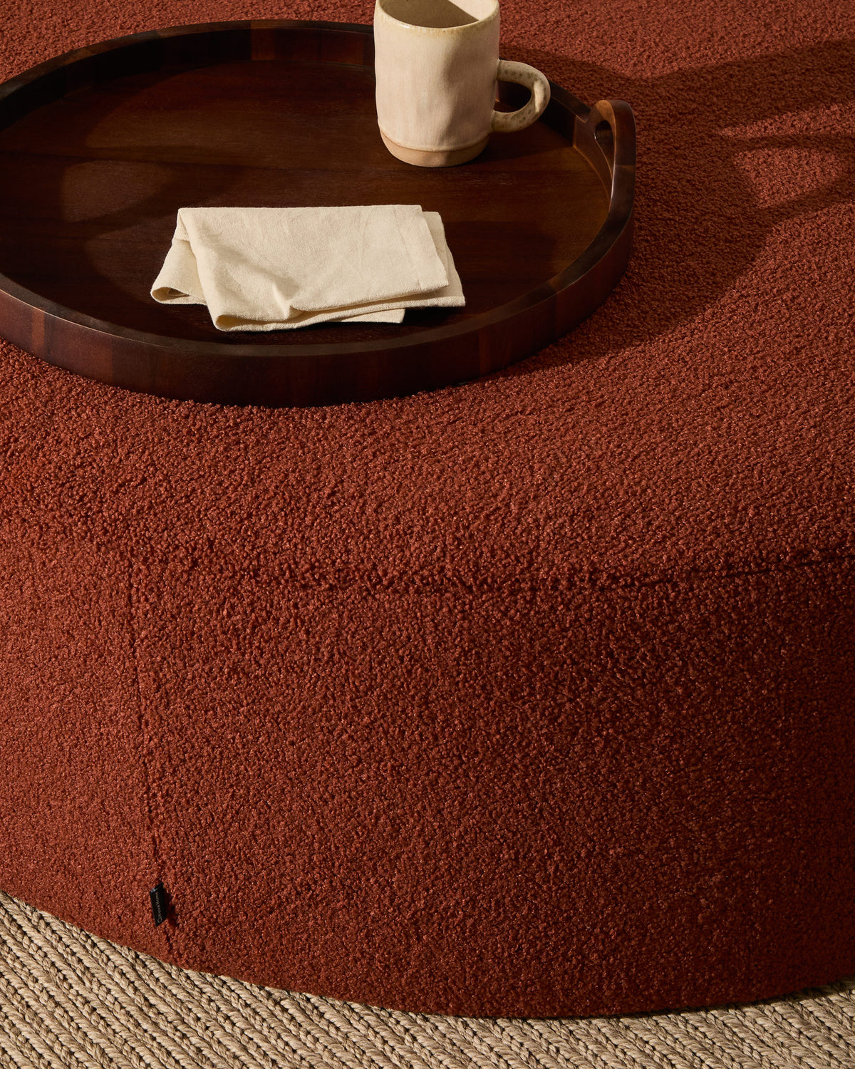 Fusshocker Kaeli mit abnehmbarem Bezug in terrakottafarbenem Bouclé Ø 90 cm in Terrakotta präsentiert im Onlineshop von KAQTU Design AG. Pouf ist von Kave Home