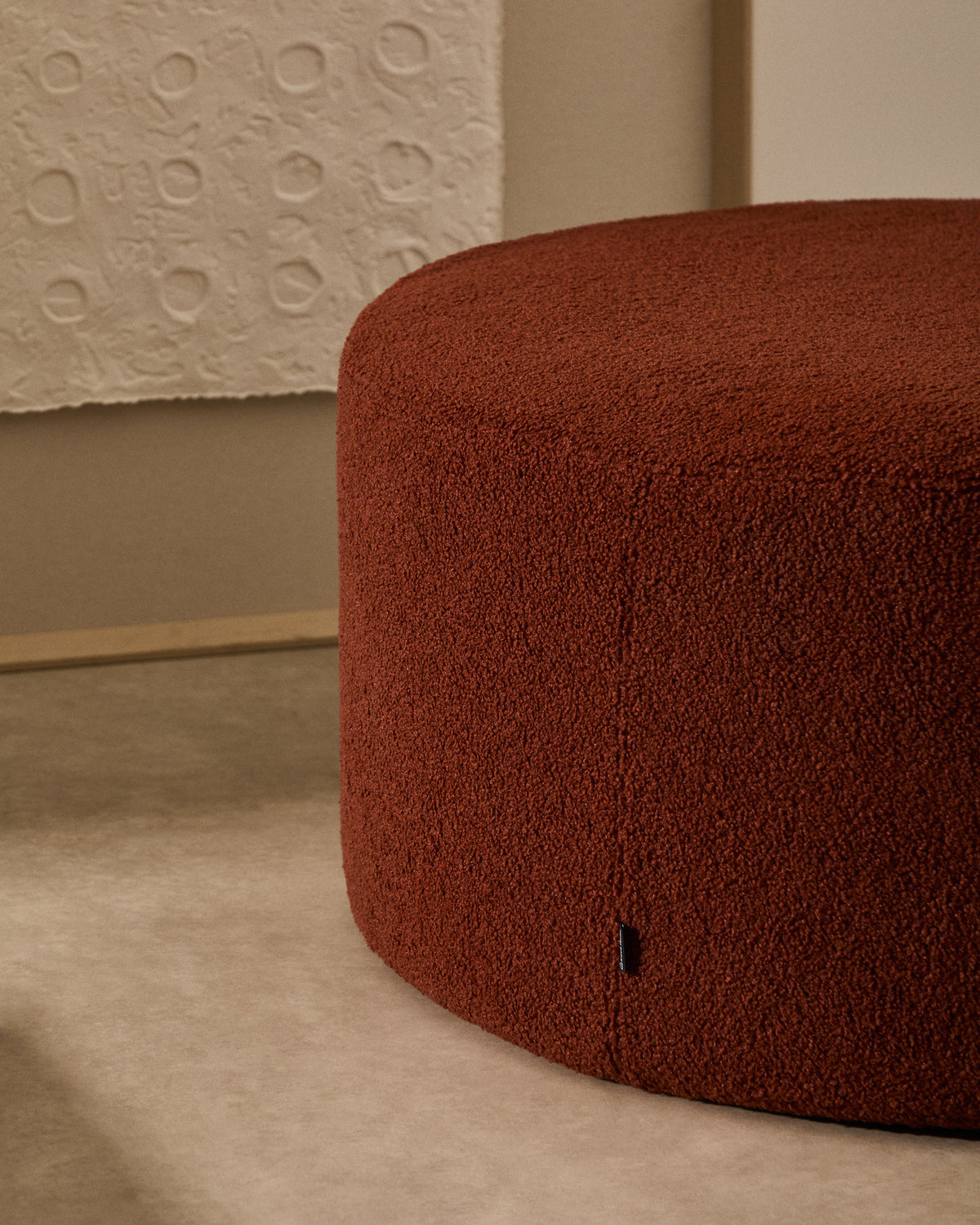 Fusshocker Kaeli mit abnehmbarem Bezug in terrakottafarbenem Bouclé Ø 90 cm in Terrakotta präsentiert im Onlineshop von KAQTU Design AG. Pouf ist von Kave Home