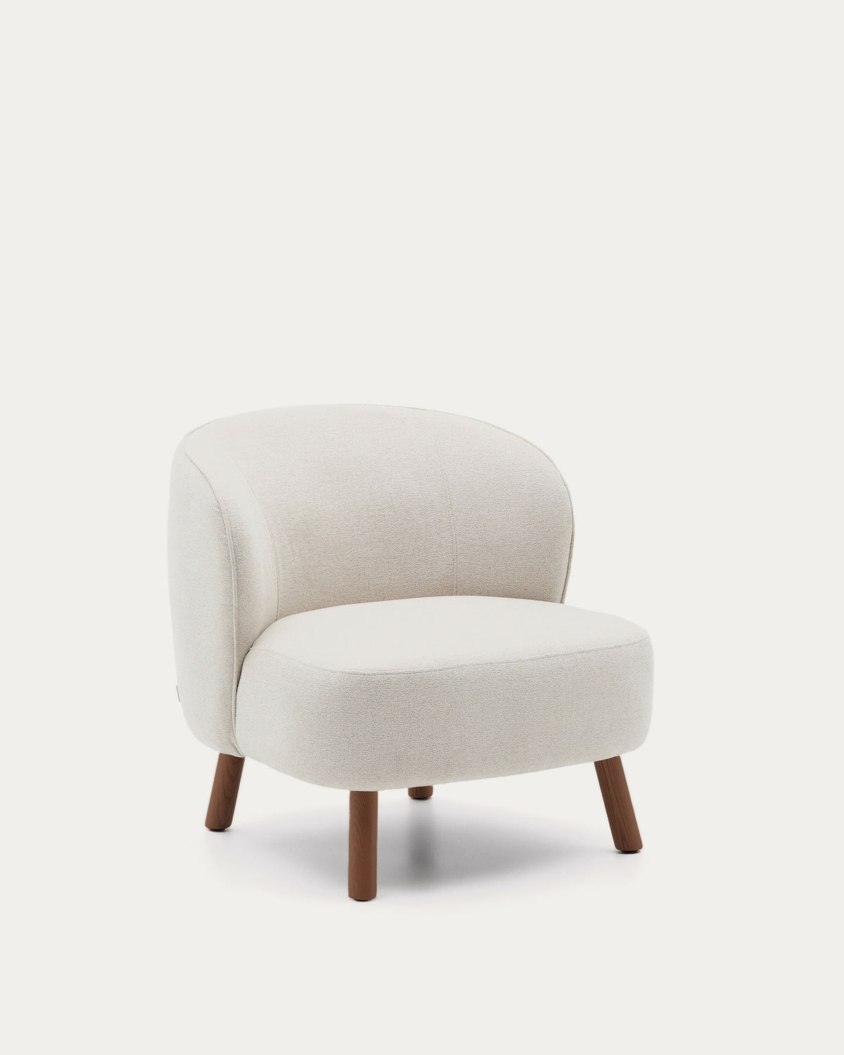 Sessel Ulit aus beiger Chenille mit Beinen aus massivem Eschenholz mit Nussbaum-Finish in Beige präsentiert im Onlineshop von KAQTU Design AG. Sessel ist von Kave Home