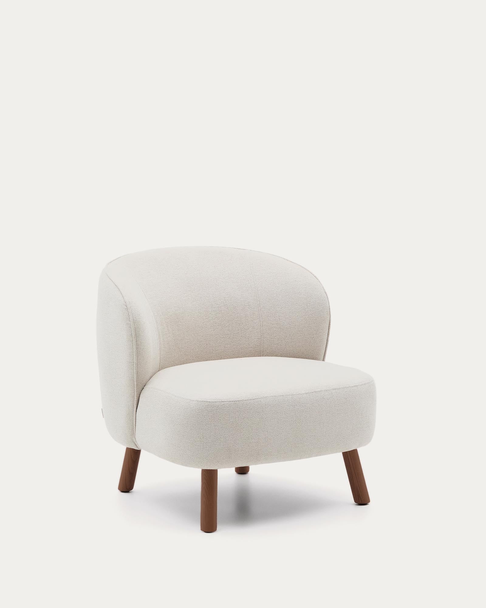 Sessel Ulit aus beiger Chenille mit Beinen aus massivem Eschenholz mit Nussbaum-Finish in Beige präsentiert im Onlineshop von KAQTU Design AG. Sessel ist von Kave Home