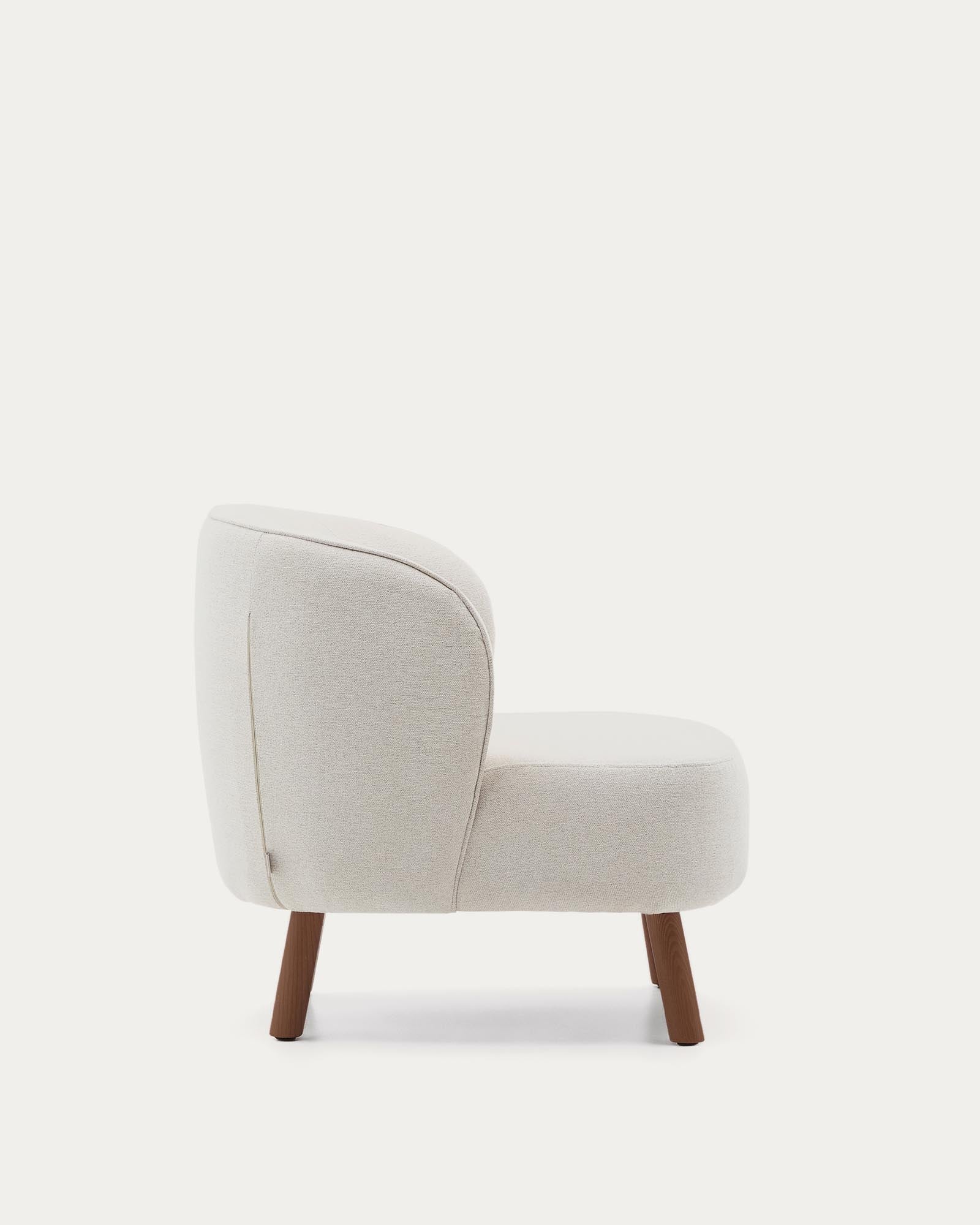 Beiger Chenille-Sessel Ulit mit robusten Eschenholzbeinen in Nussbaum-Finish, perfekt für moderne und gemütliche Wohnambiente.