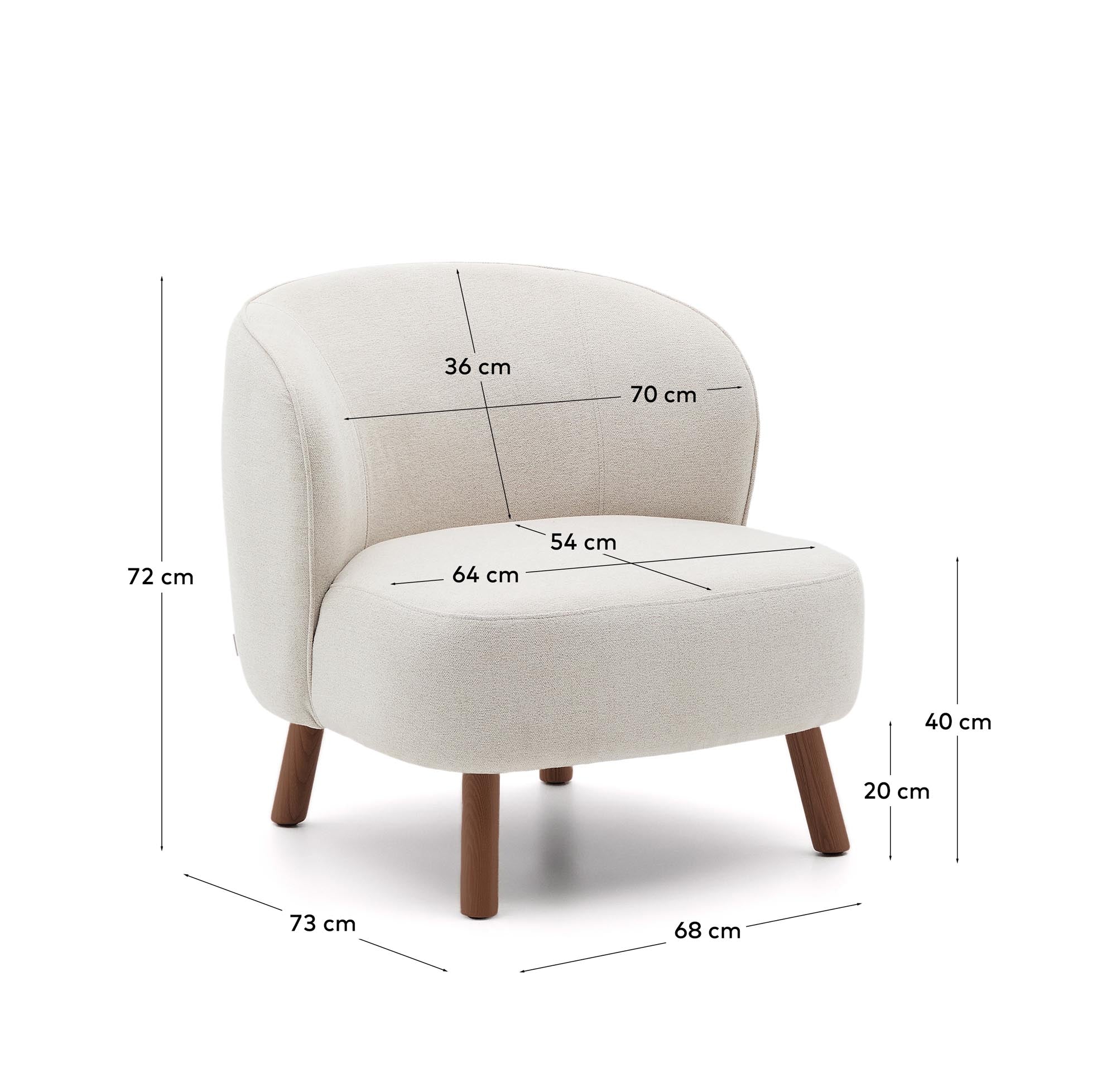 Eleganter Sessel Ulit in beigem Chenille, ausgestattet mit stabilen Eschenholzbeinen in edlem Nussbaum-Finish, ideal für stilvolle Wohnräume.