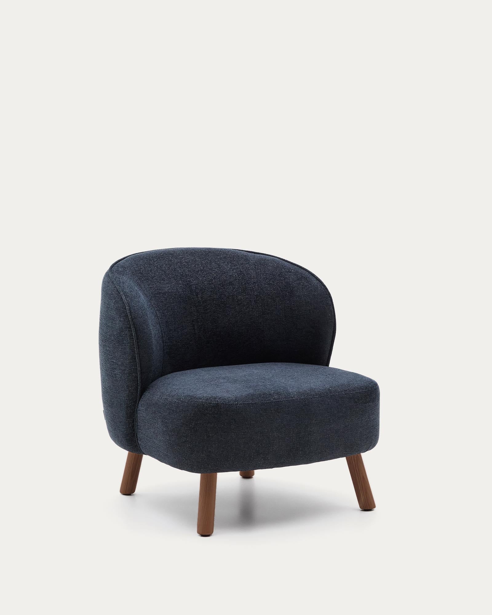 Sessel Ulit aus blaugrauer Chenille mit Beinen aus massivem Eschenholz mit Nussbaum-Finish in Dunkelblau präsentiert im Onlineshop von KAQTU Design AG. Sessel ist von Kave Home