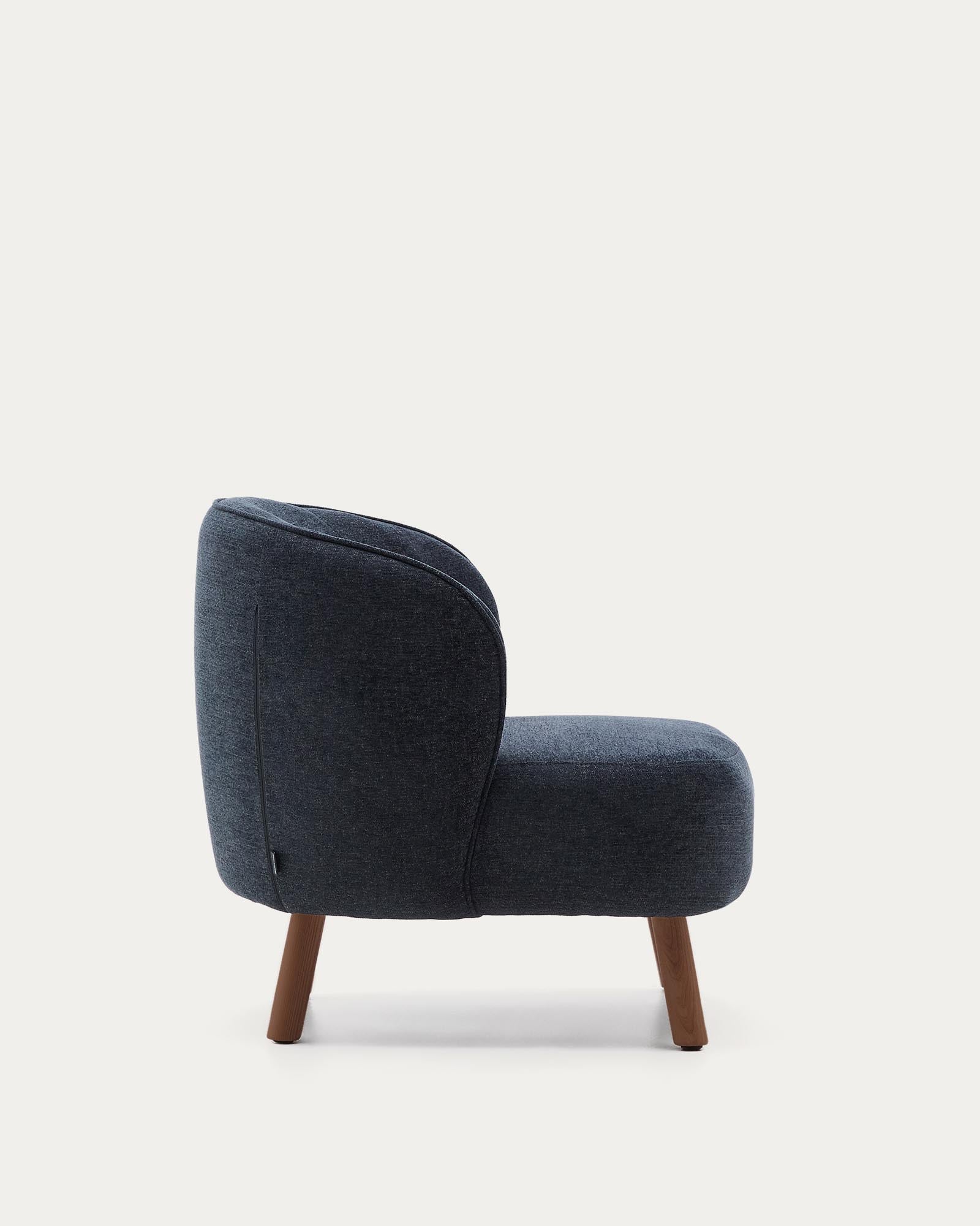 Moderner Sessel Ulit in sanftem Blaugrau aus Chenille, mit robusten Eschenholzbeinen in edlem Nussbaum-Finish, perfekt für jedes Zuhause.