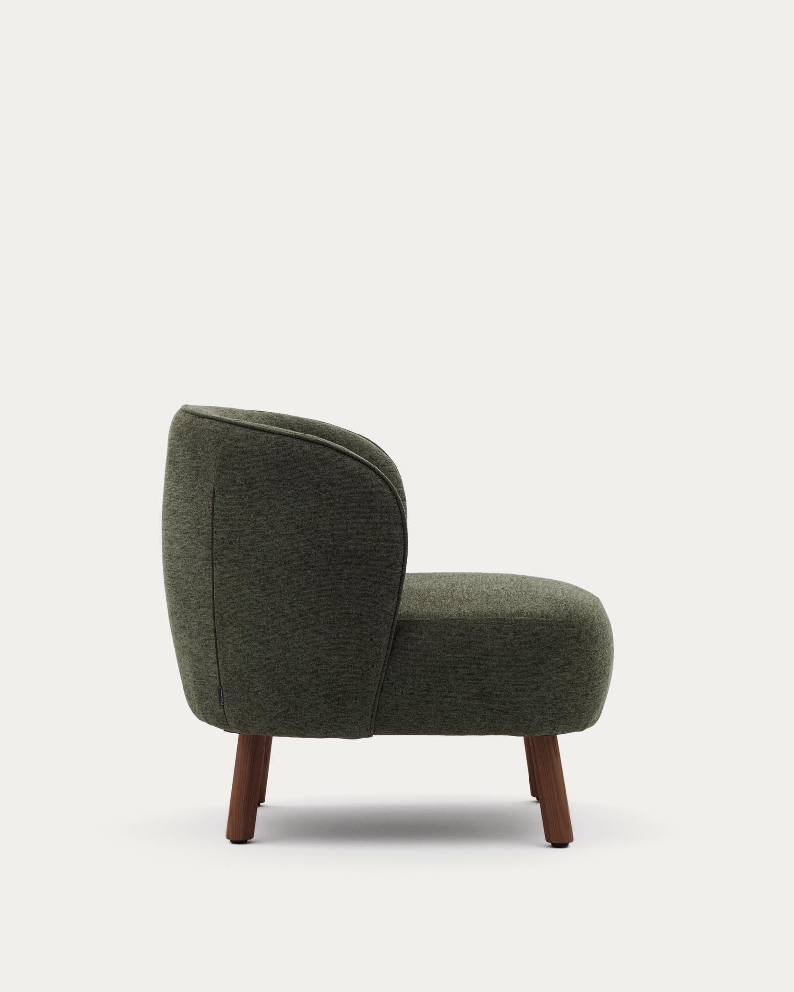 Moderner Sessel Ulit in luxuriösem grünen Chenille, kombiniert mit robusten Eschenholzbeinen in edlem Nussbaum-Finish, perfekt für jedes Zuhause.