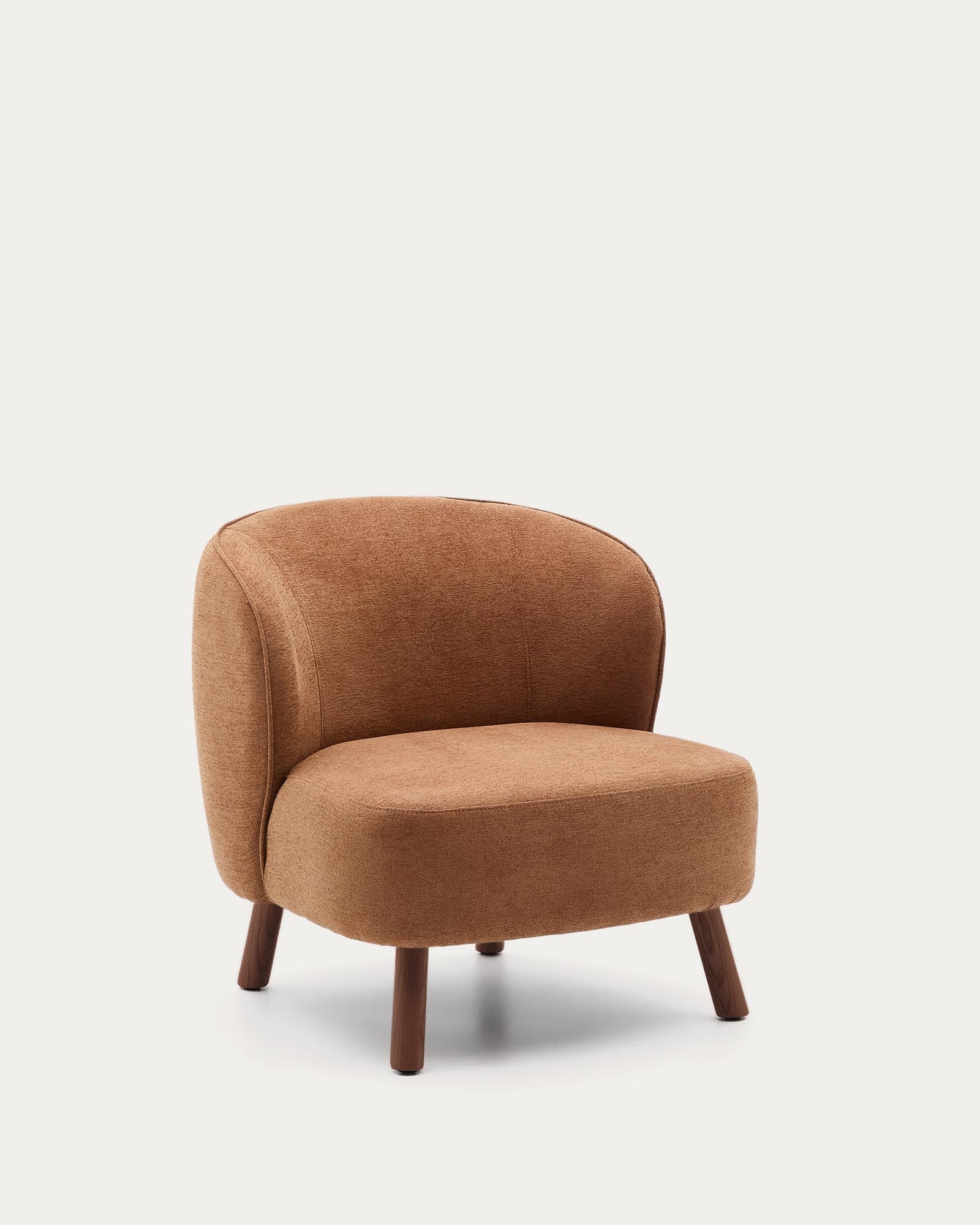 Sessel Ulit aus terrakottafarbener Chenille mit Beinen aus massivem Eschenholz mit Nussbaum-Finish in Terrakotta präsentiert im Onlineshop von KAQTU Design AG. Sessel ist von Kave Home