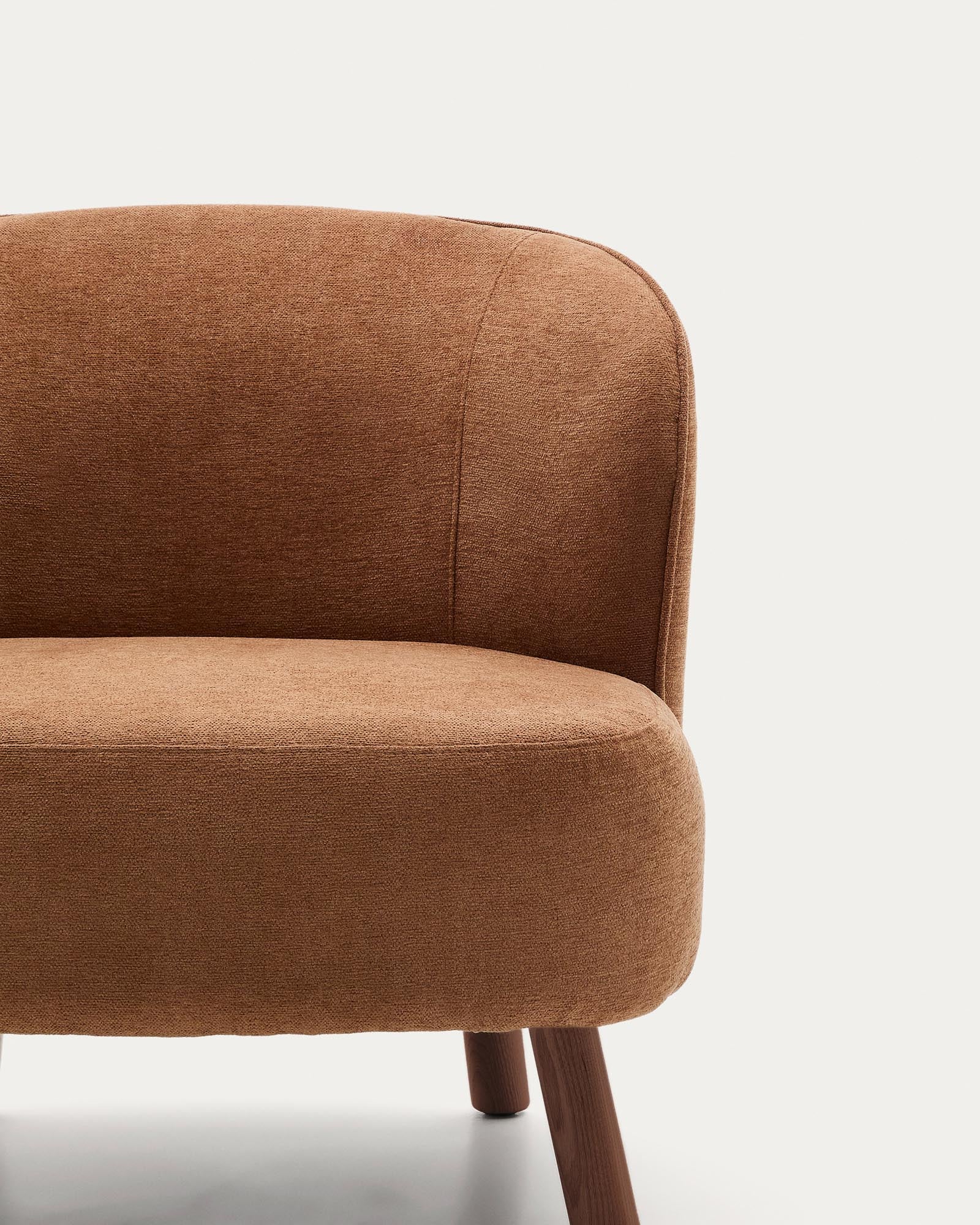 Eleganter Sessel Ulit in warmem Terrakotta, gefertigt aus weicher Chenille und stabilen Eschenholzbeinen mit Nussbaum-Finish.