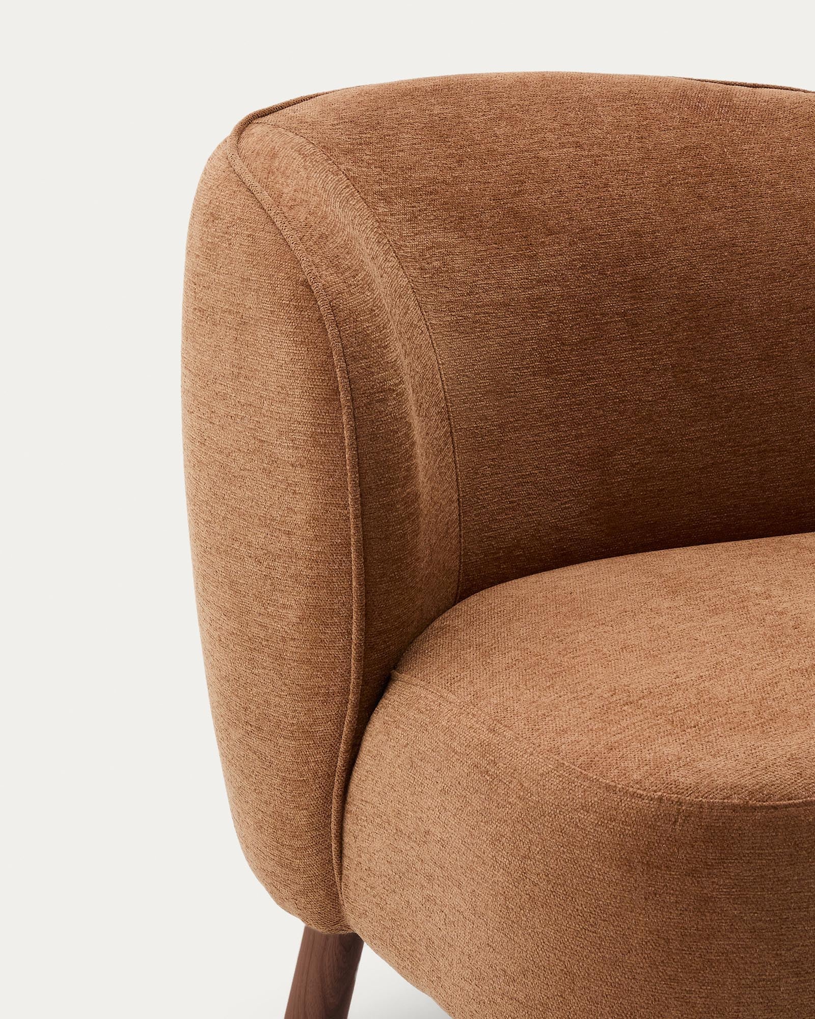 Stylischer Sessel Ulit in terrakottafarbener Chenille, ausgestattet mit robusten Eschenholzbeinen in edlem Nussbaum-Finish.