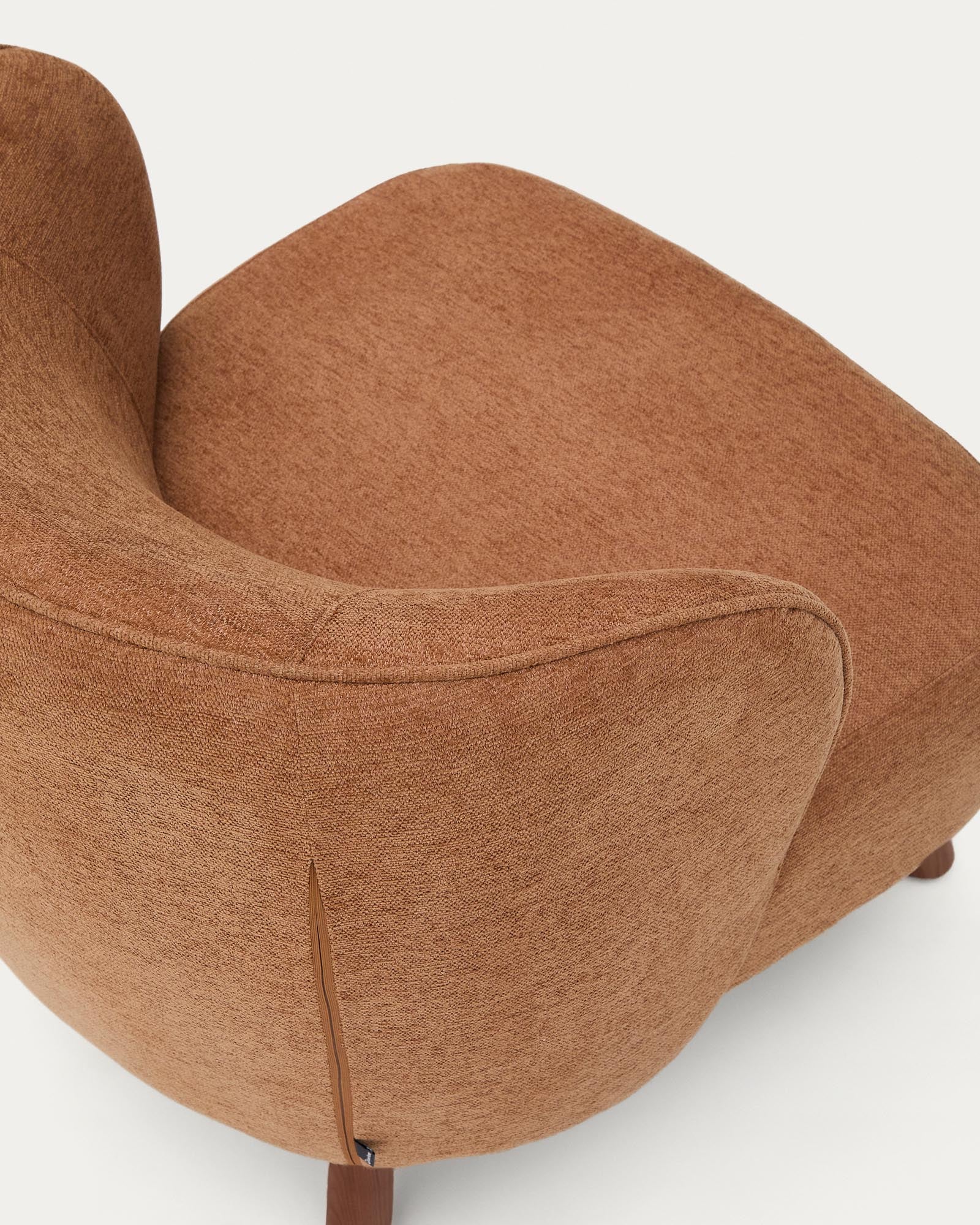 Eleganter Sessel Ulit in warmem Terrakotta, gefertigt aus weicher Chenille und stabilen Eschenholzbeinen mit luxuriösem Nussbaum-Finish.