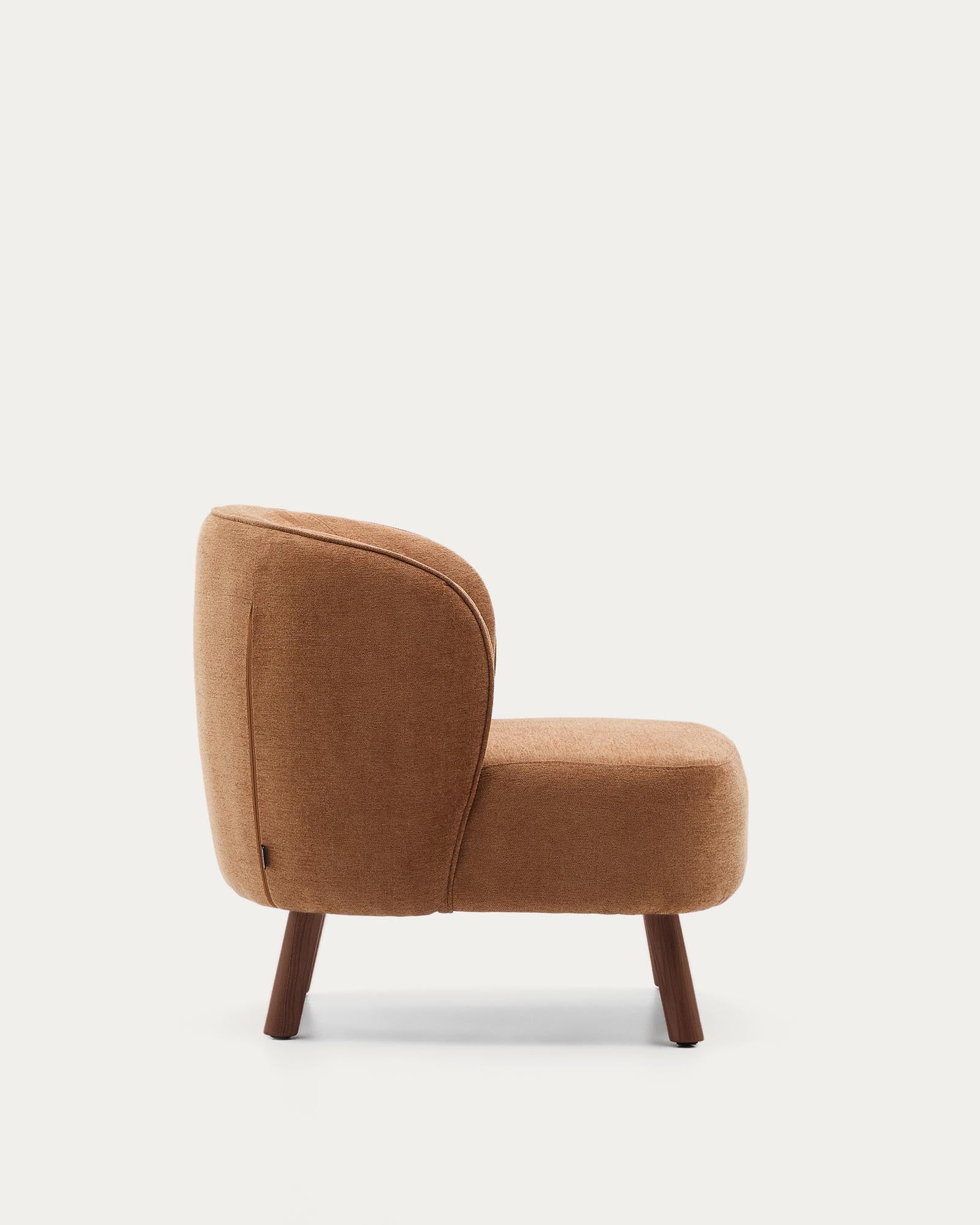 Stylischer Sessel Ulit in terrakottafarbener Chenille, ausgestattet mit robusten Eschenholzbeinen in edlem Nussbaum-Finish.