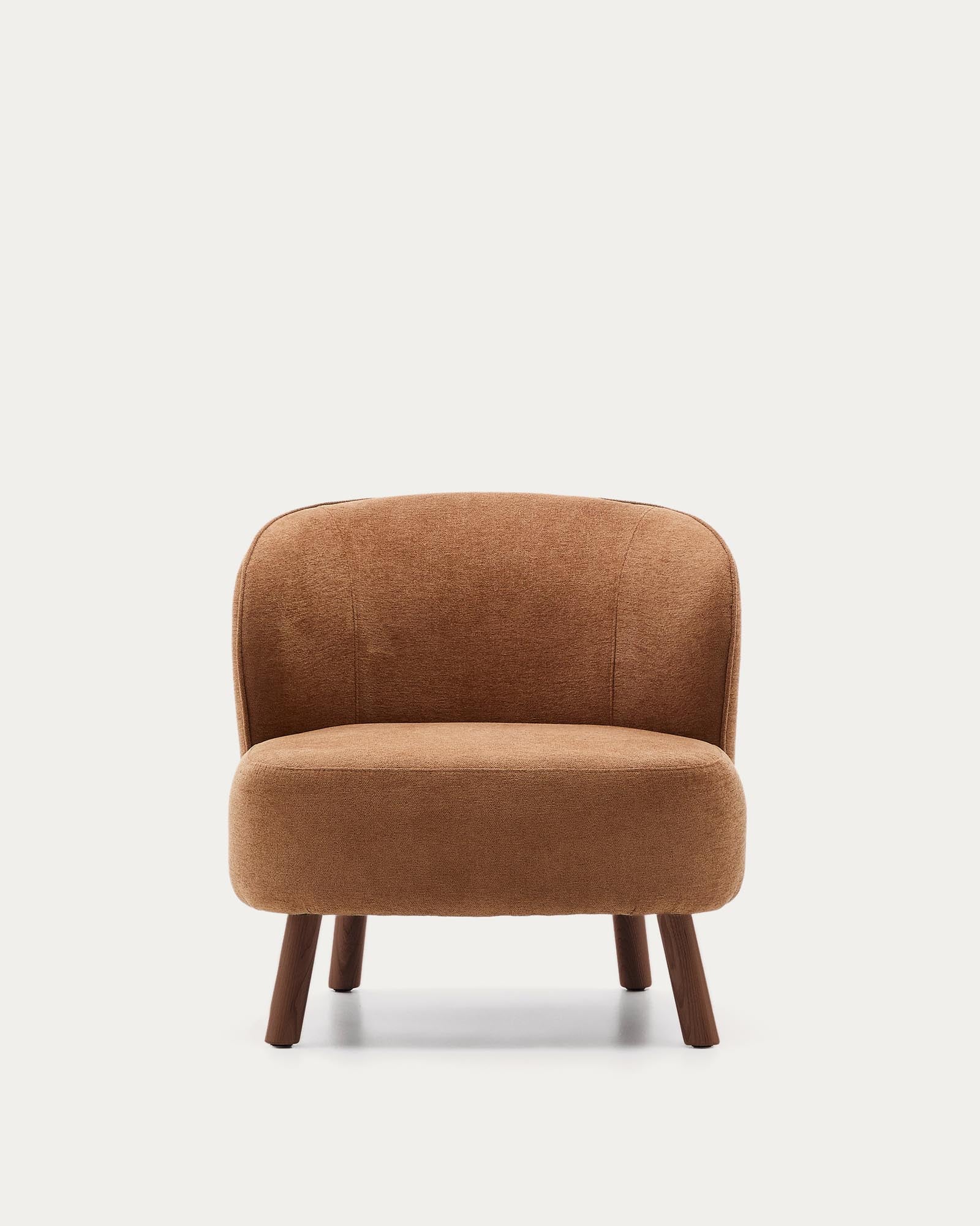 Eleganter Sessel Ulit in warmem Terrakotta, gefertigt aus weicher Chenille und stabilen Eschenholzbeinen mit luxuriösem Nussbaum-Finish.