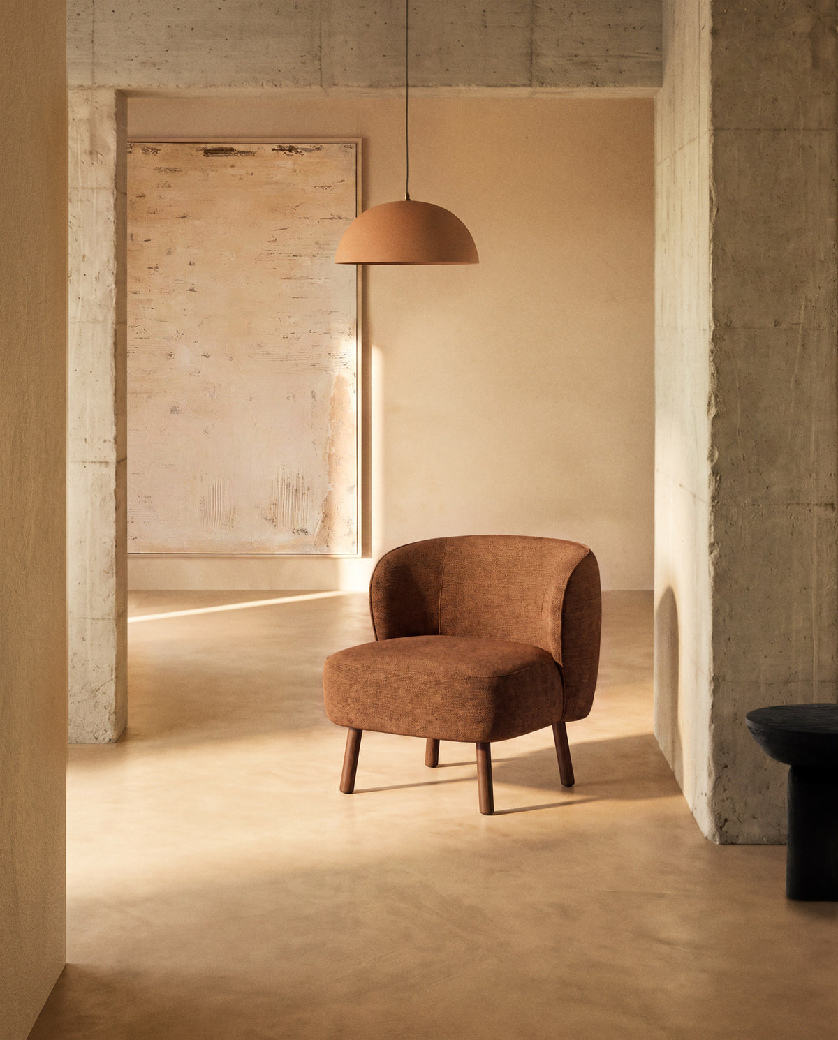 Sessel Ulit aus terrakottafarbener Chenille mit Beinen aus massivem Eschenholz mit Nussbaum-Finish in Terrakotta präsentiert im Onlineshop von KAQTU Design AG. Sessel ist von Kave Home