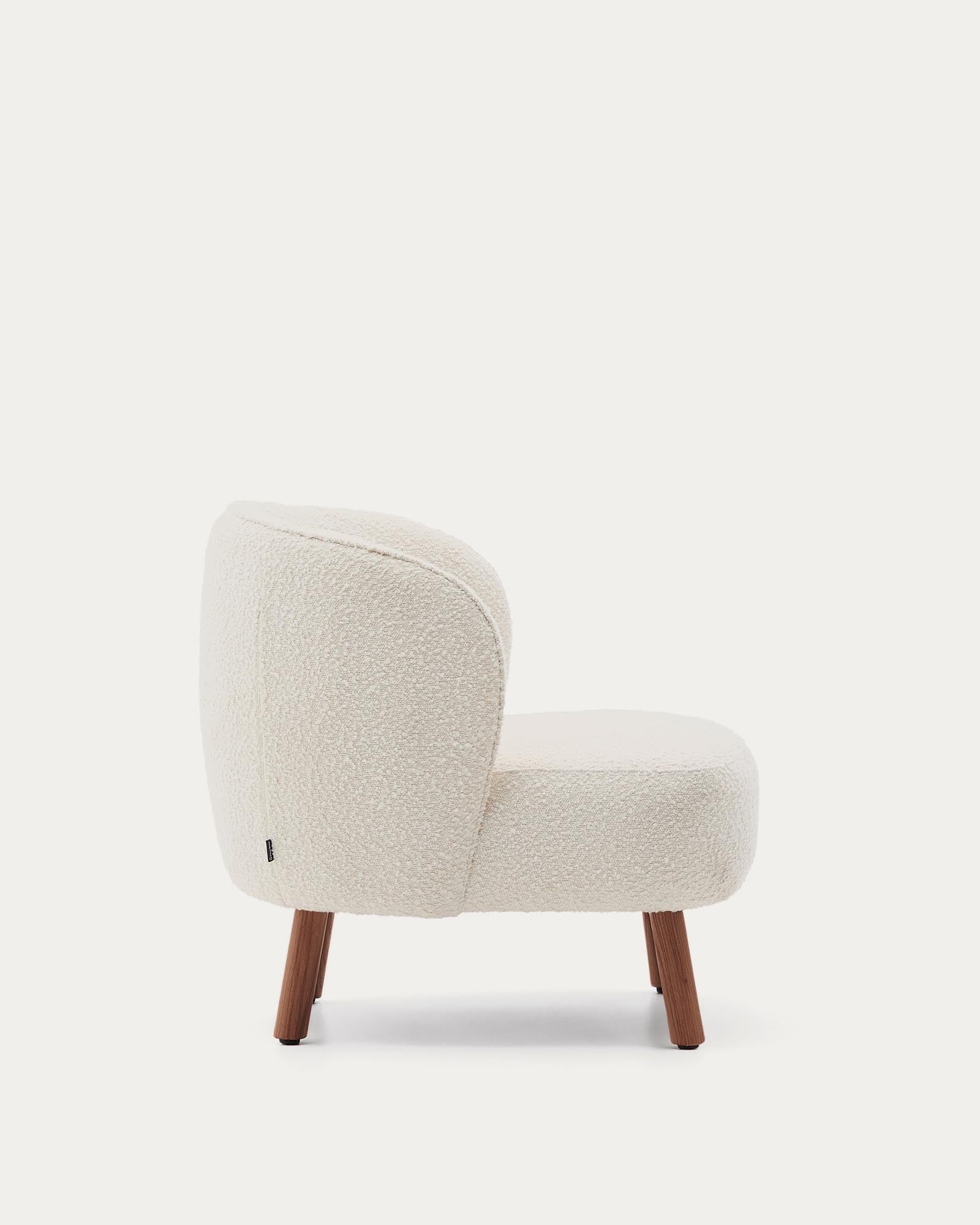 Stilvoller Sessel Ulit aus kuscheligem, weißem Lammfellimitat, mit stabilen Eschenholzbeinen in luxuriösem Nussbaum-Finish.