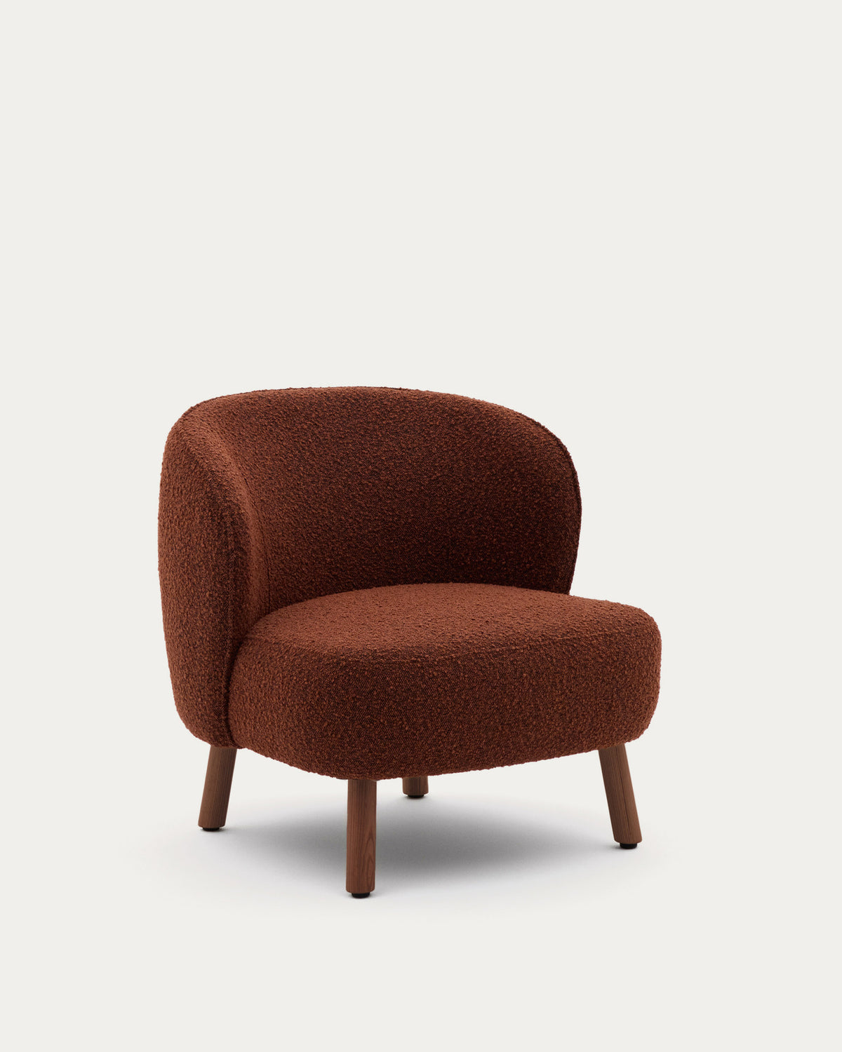 Sessel Ulit aus terrakottafarbenem Lammfellimitat mit Beinen aus massivem Eschenholz mit Nussbaum-Finish in Terrakotta präsentiert im Onlineshop von KAQTU Design AG. Sessel ist von Kave Home