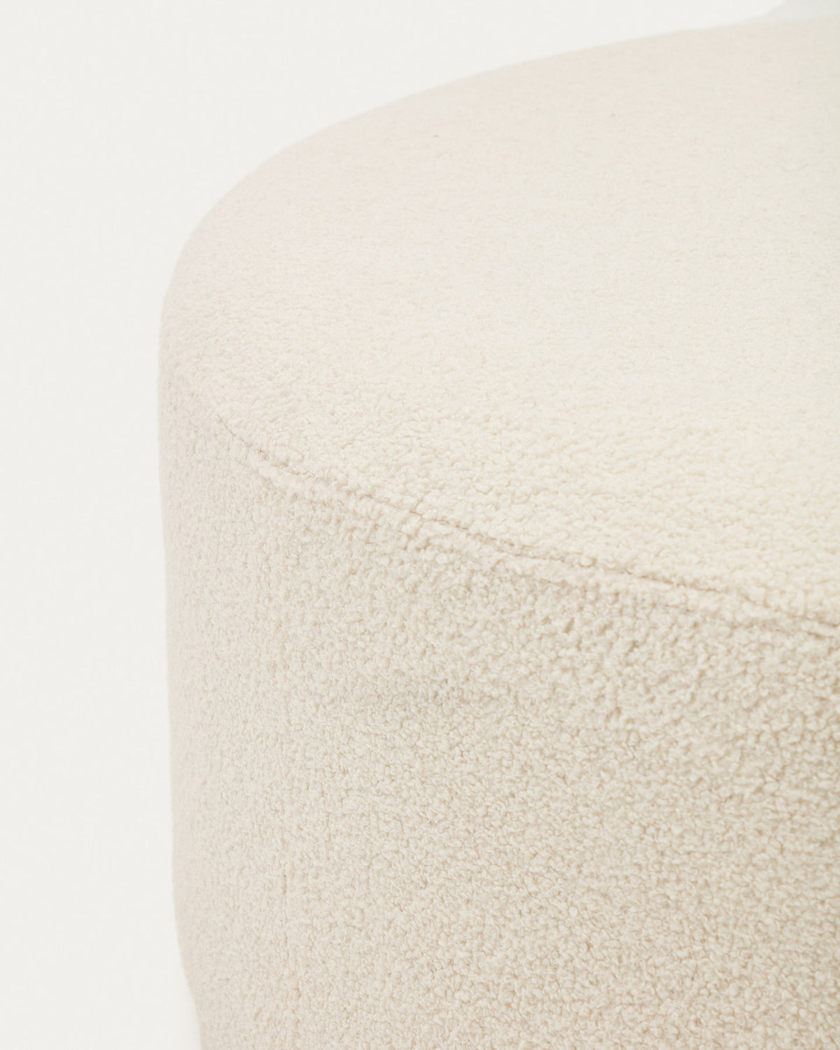 Fusshocker Kaeli mit abnehmbarem Bezug in Bouclé Farbe Écru Ø 120 cm in Ecru präsentiert im Onlineshop von KAQTU Design AG. Pouf ist von Kave Home