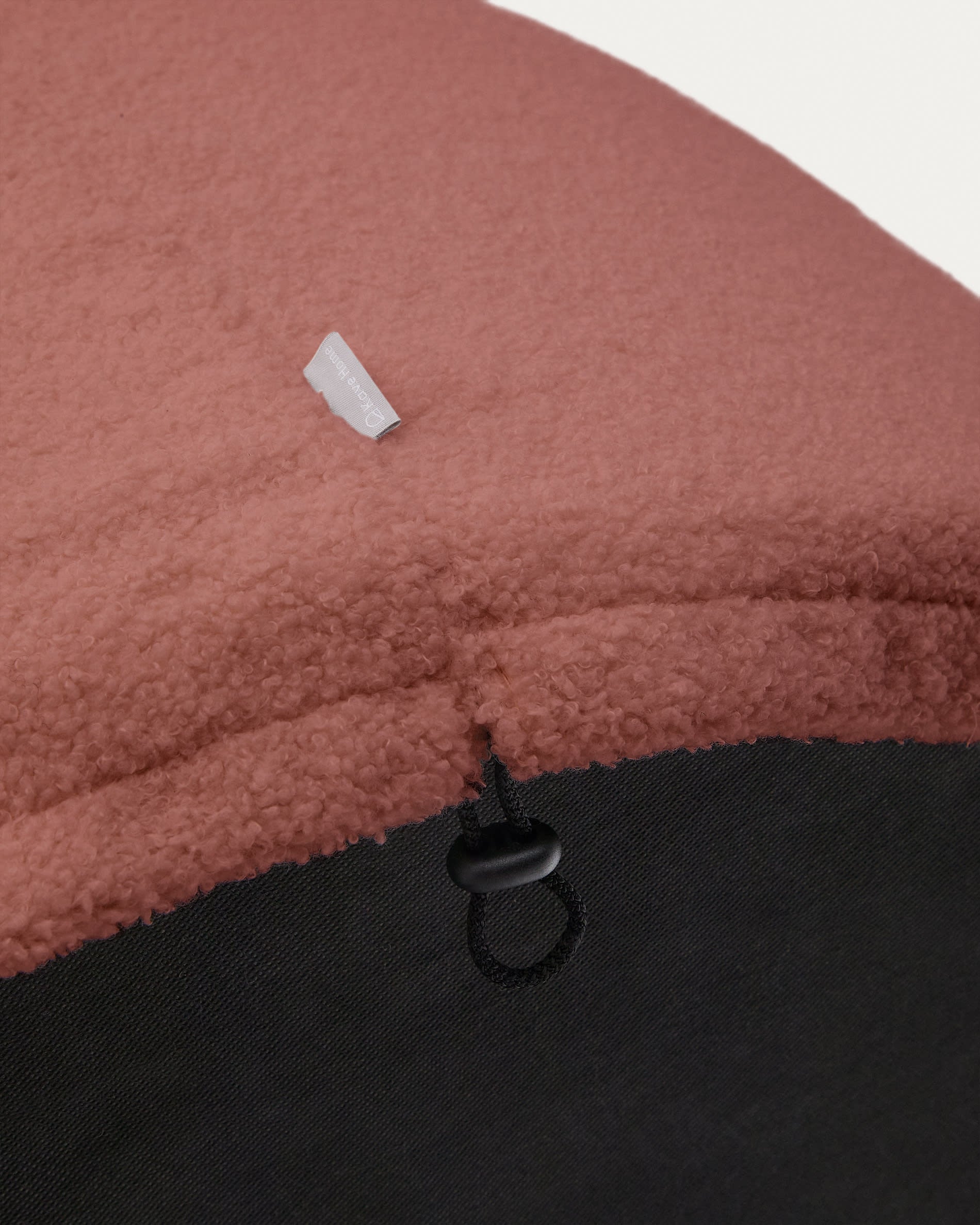 Gestalten Sie Ihren Fusshocker mit dem stilvollen Kaeli Bezug in terrakottafarbenem Bouclé (Ø 120 cm). Hochwertig, nachhaltig und pflegeleicht für ein gemütliches Zuhause.