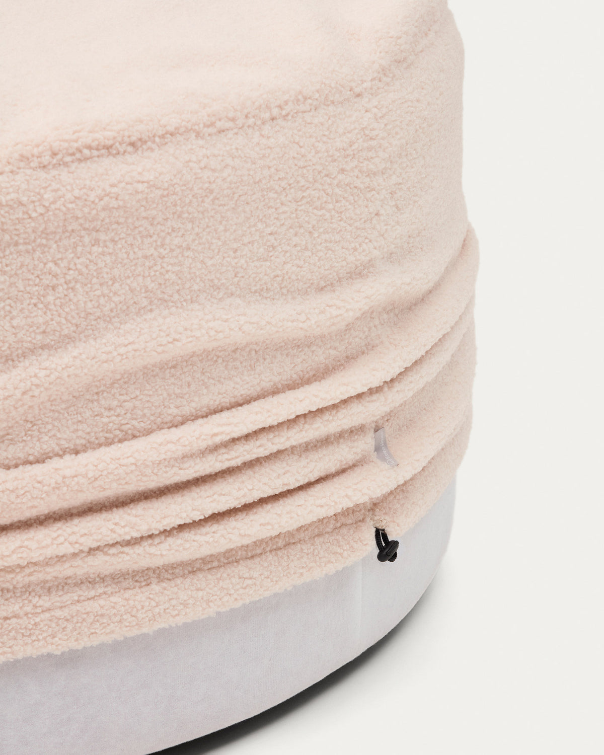 Bezug für Fusshocker Kaeli in rosa Bouclé Ø 120 cm in Rosa präsentiert im Onlineshop von KAQTU Design AG. Ottoman-Zubehör ist von Kave Home