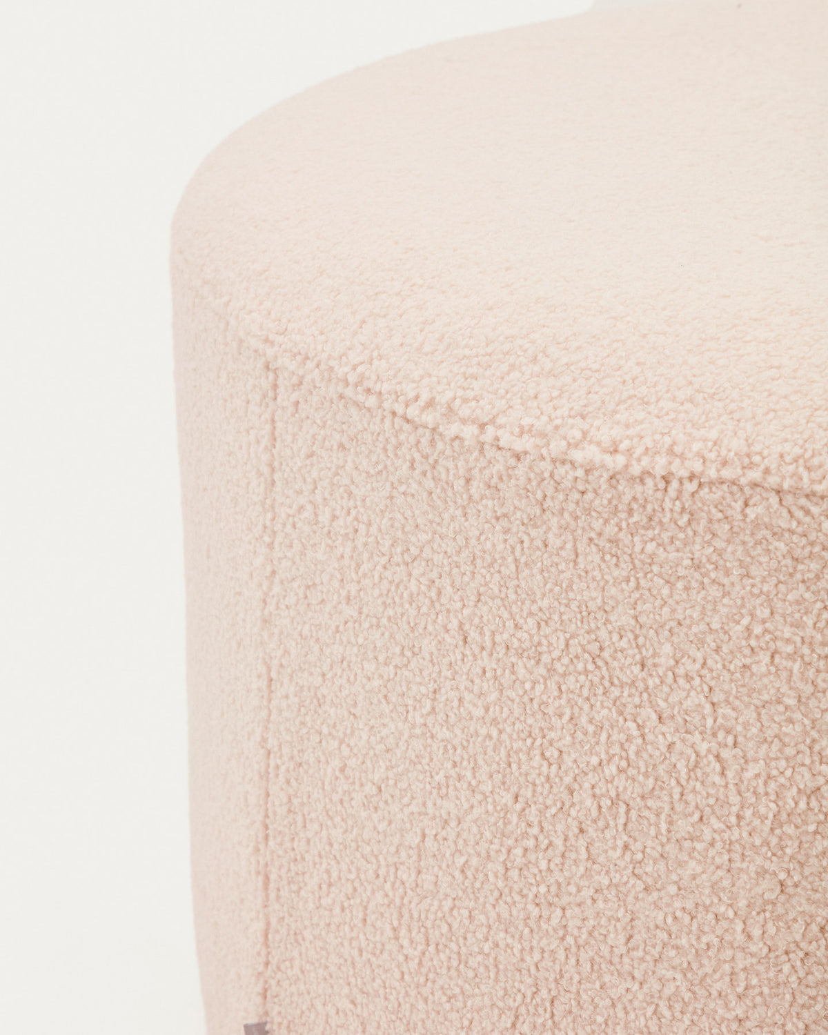 Bezug für Fusshocker Kaeli in rosa Bouclé Ø 120 cm in Rosa präsentiert im Onlineshop von KAQTU Design AG. Ottoman-Zubehör ist von Kave Home