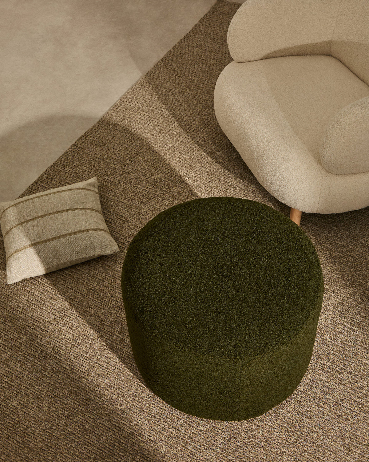 Bezug für Fusshocker Kaeli in grünem Bouclé Ø 43 cm in Grün präsentiert im Onlineshop von KAQTU Design AG. Ottoman-Zubehör ist von Kave Home