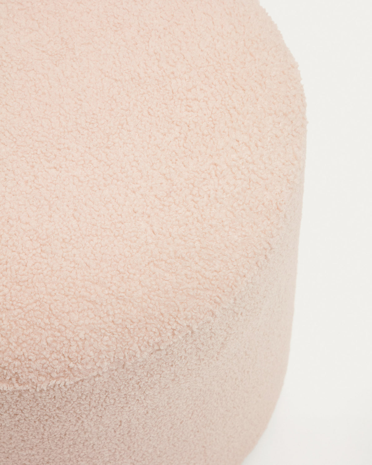 Bezug für Fusshocker Kaeli in rosa Bouclé Ø 43 cm in Rosa präsentiert im Onlineshop von KAQTU Design AG. Ottoman-Zubehör ist von Kave Home