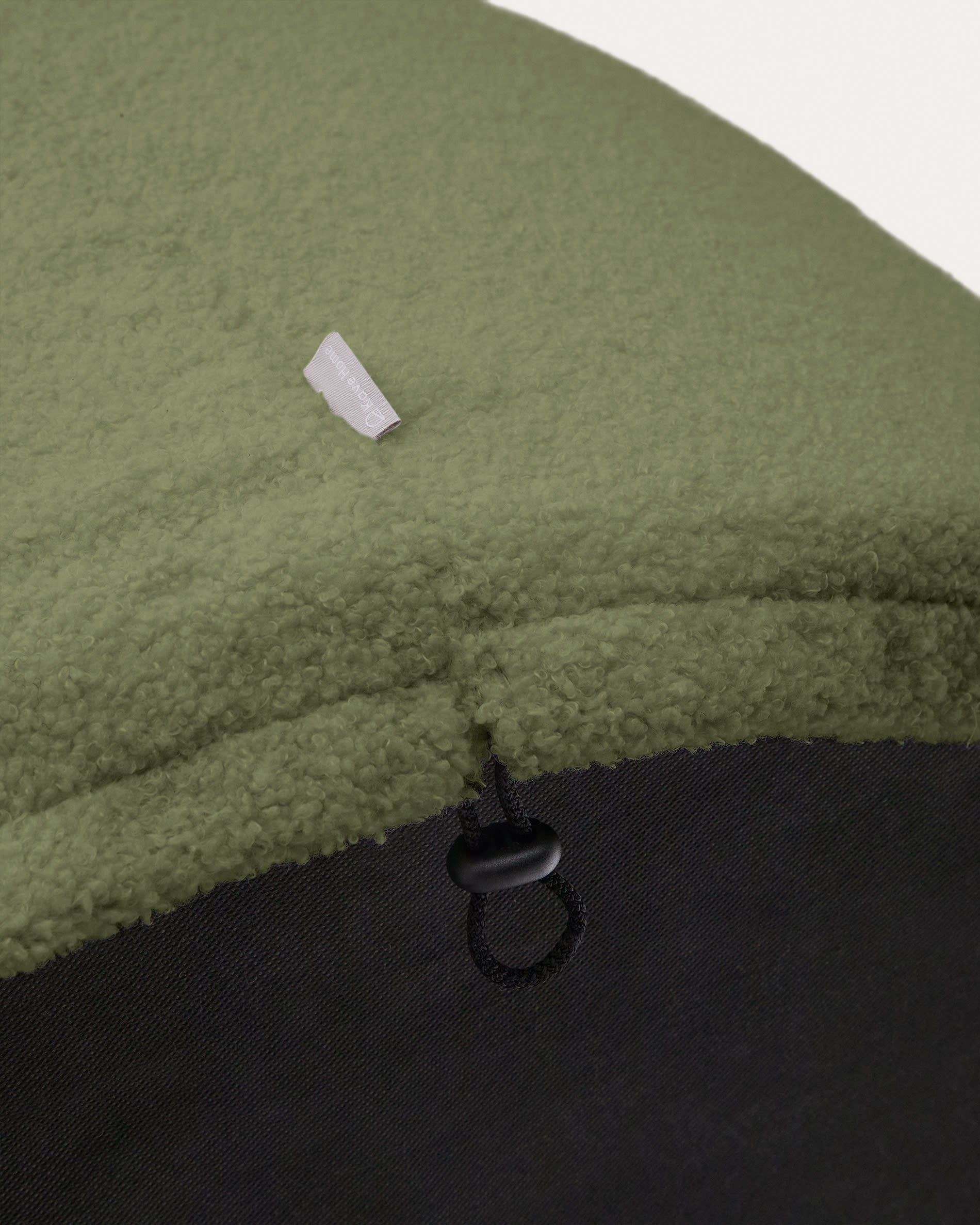 Eleganter Bezug für Fusshocker Kaeli in grünem Bouclé, Ø 60 cm von Kave Home: strapazierfähig, vielseitig kombinierbar, ideal für jedes Zuhause.