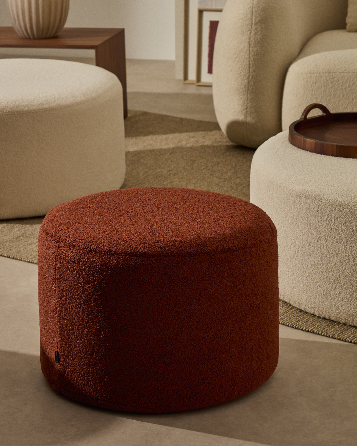 Bezug für Fusshocker Kaeli in terrakottafarbenem Bouclé Ø 60 cm in Terrakotta präsentiert im Onlineshop von KAQTU Design AG. Ottoman-Zubehör ist von Kave Home