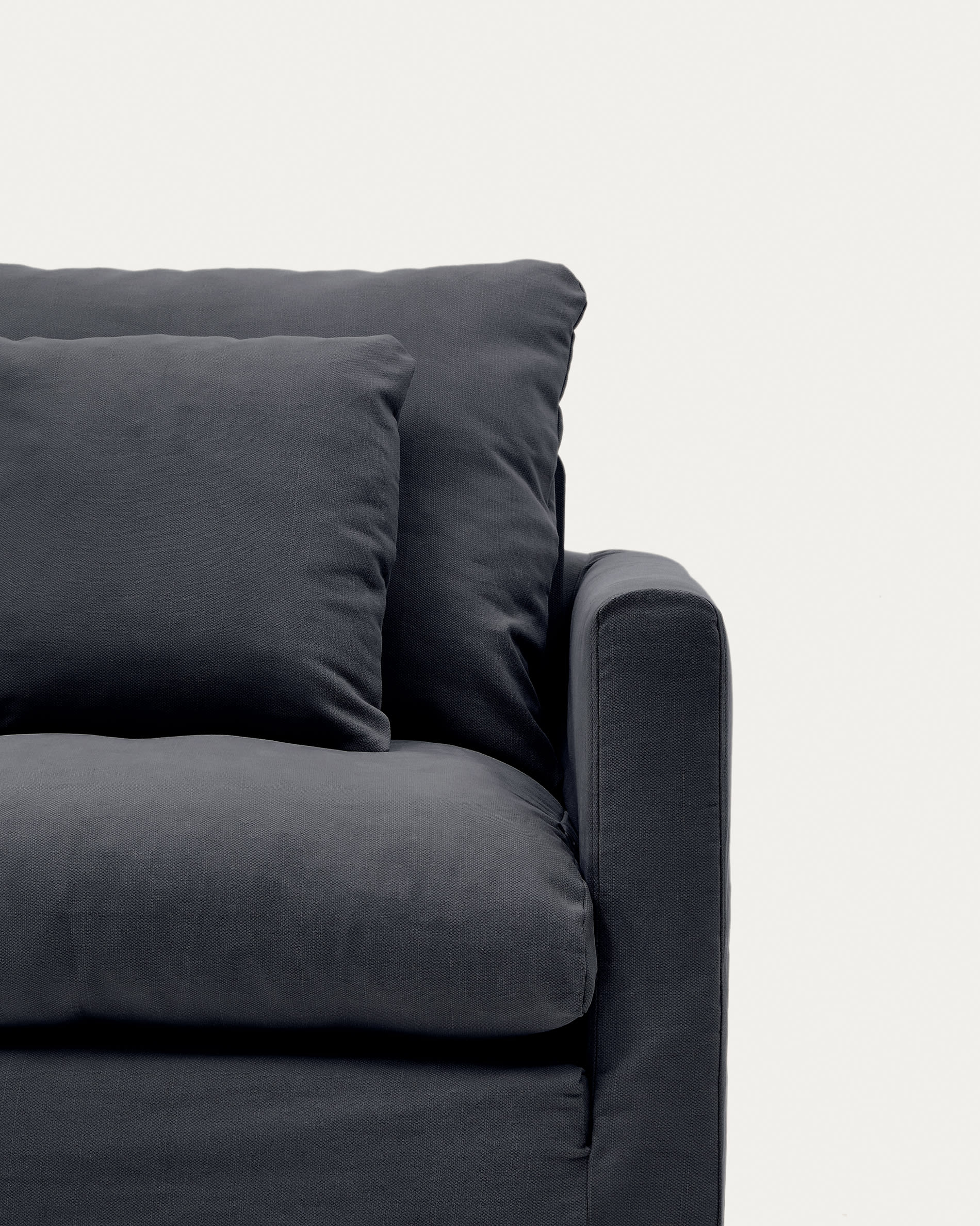 Entdecken Sie den stilvollen Nora Sessel von Kave Home in elegantem Anthrazitgrau. Mit abnehmbarem Bezug aus Leinen und Baumwolle vereint er Komfort und modernes Design.