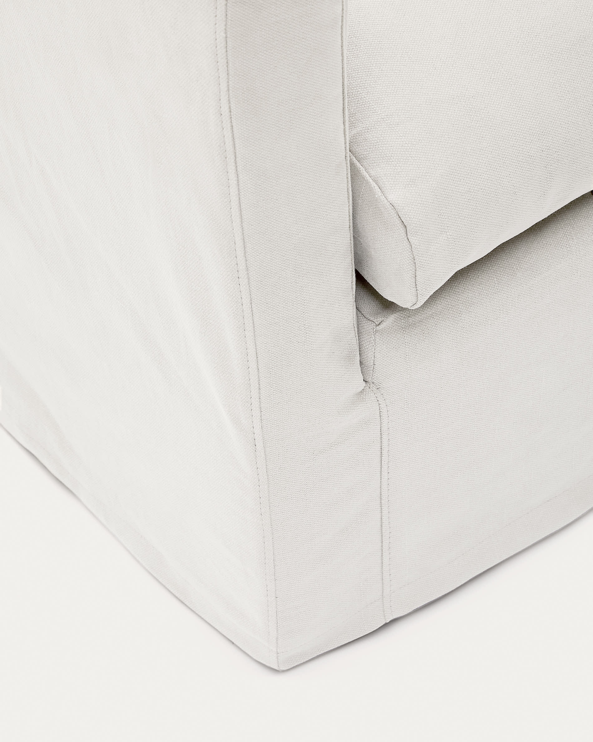 Sessel Nora mit abnehmbarem Bezug und Kissen aus Leinen und Baumwolle in Ecru 92 cm in Ecru präsentiert im Onlineshop von KAQTU Design AG. Sessel ist von Kave Home