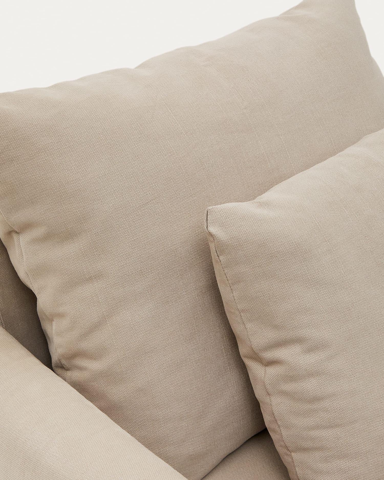 Eleganter Nora Sessel von Kave Home, 92 cm, mit abnehmbarem Bezug aus strapazierfähigem Leinen und Baumwolle in stilvollem Taupe – ideal für Komfort und Pflege.