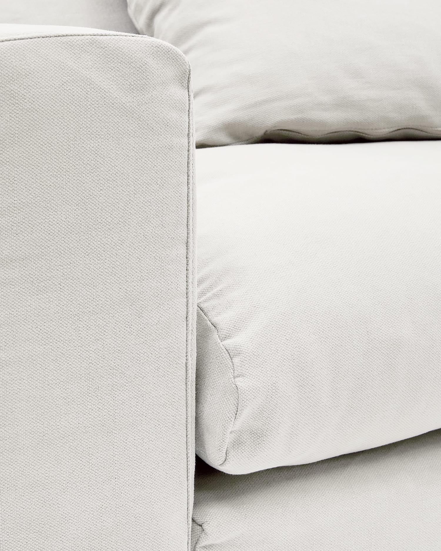 Stilvoller Nora Sessel in Ecru, 140 cm, mit abnehmbarem Bezug aus Leinen und Baumwolle. Perfekt für Komfort und Eleganz in jedem Raum.