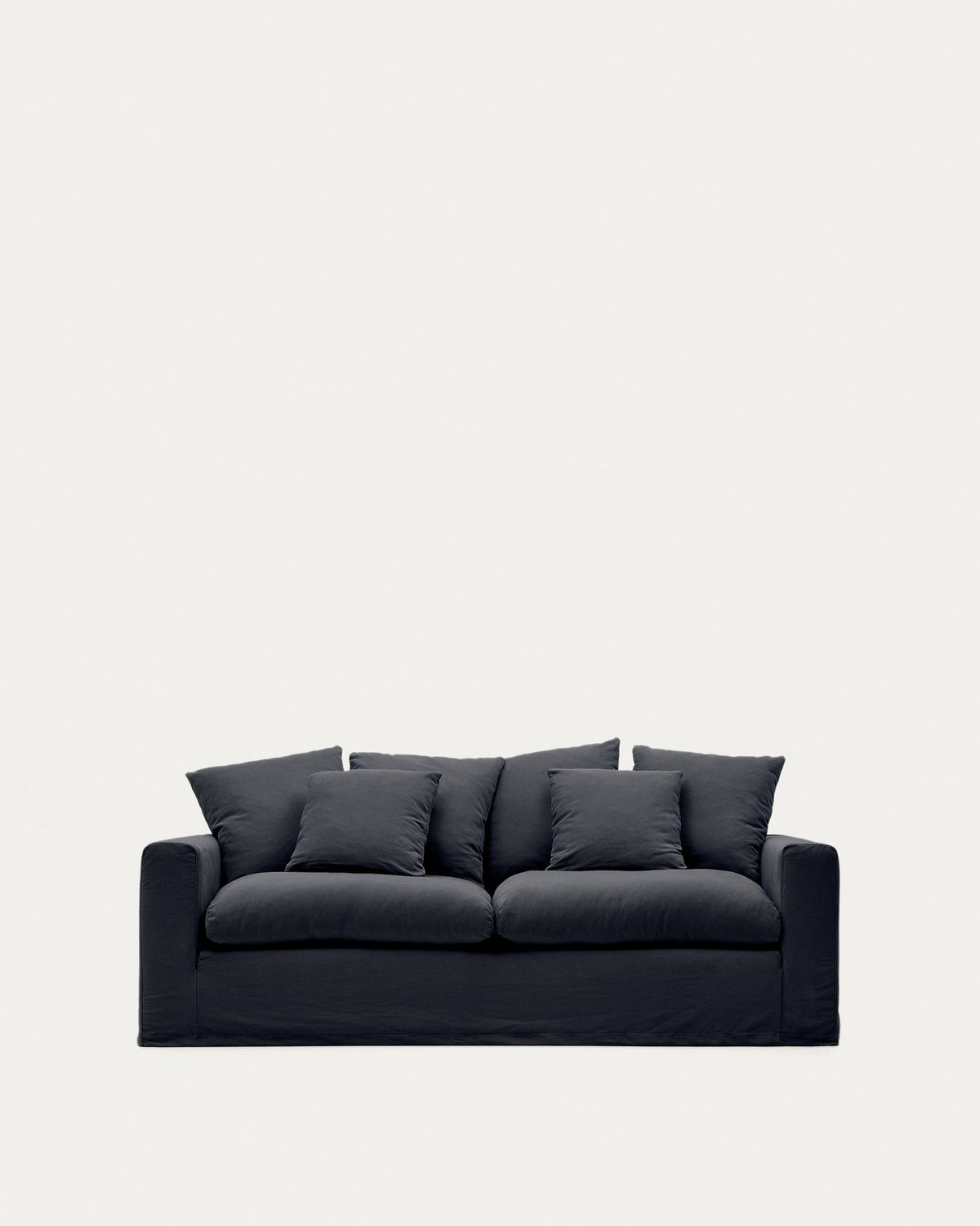 3-Sitzer-Sofa Nora mit abnehmbarem Bezug und Kissen aus Leinen und Baumwolle in Anthrazitgrau 240 cm in Anthrazit präsentiert im Onlineshop von KAQTU Design AG. 3er Sofa ist von Kave Home